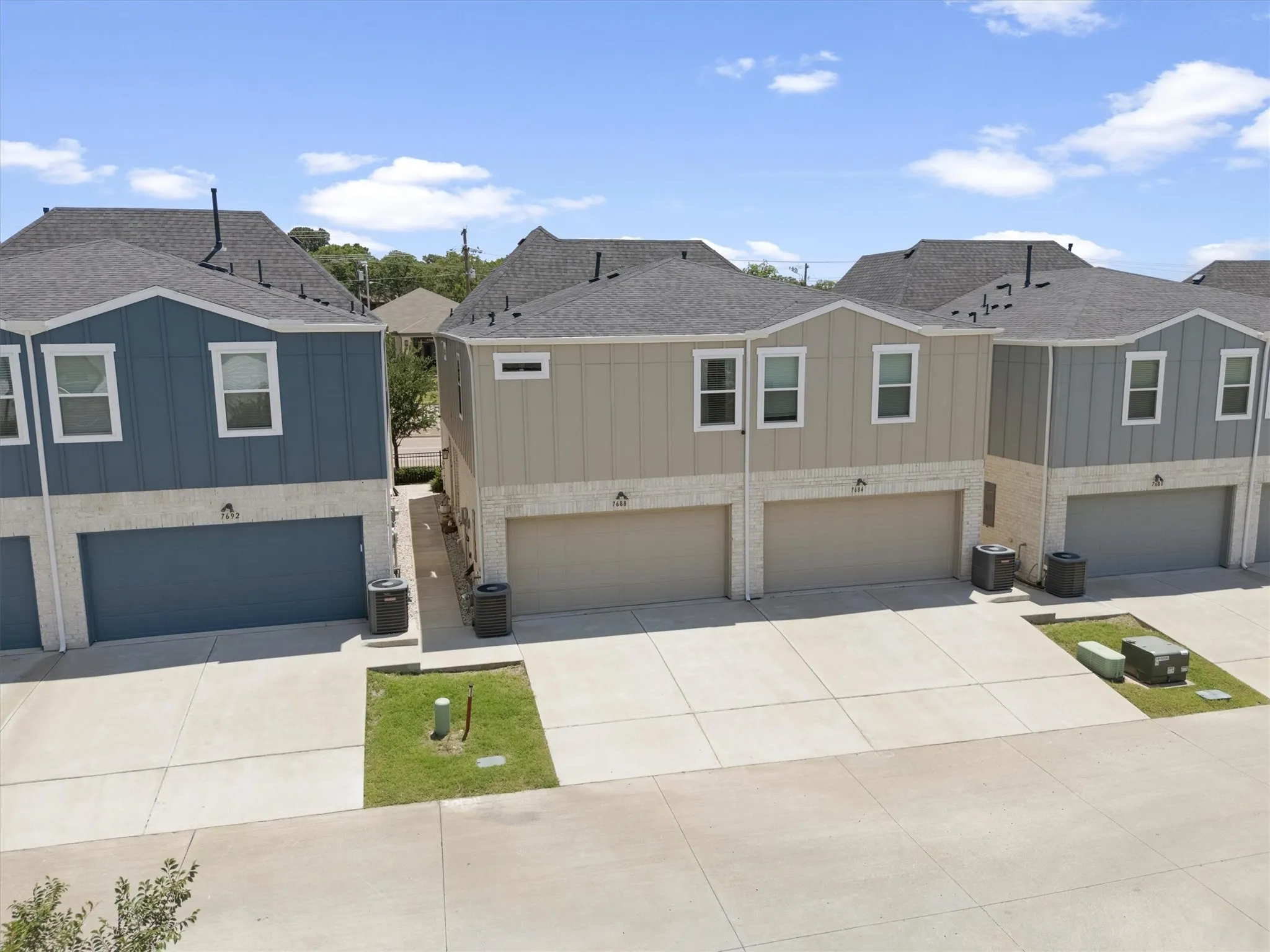 Townhouse For Rent in Tarrant County , 7688 Resting Mews, North Richland Hills, Texas 76182, 3 Bedroom, 3 Bathroom, 2 Garage spaces, 1,497 Sqft, built in 2020, mls#21307612, Real Estate Agent in North Richland Hills, Homes For Rent in Tarrant county, Homes For Rent in North Richland Hills, Realtor in North Richland Hills Texas, Real Estate Brokerage Independent Realty Texas, Luminita Cordes Realtor