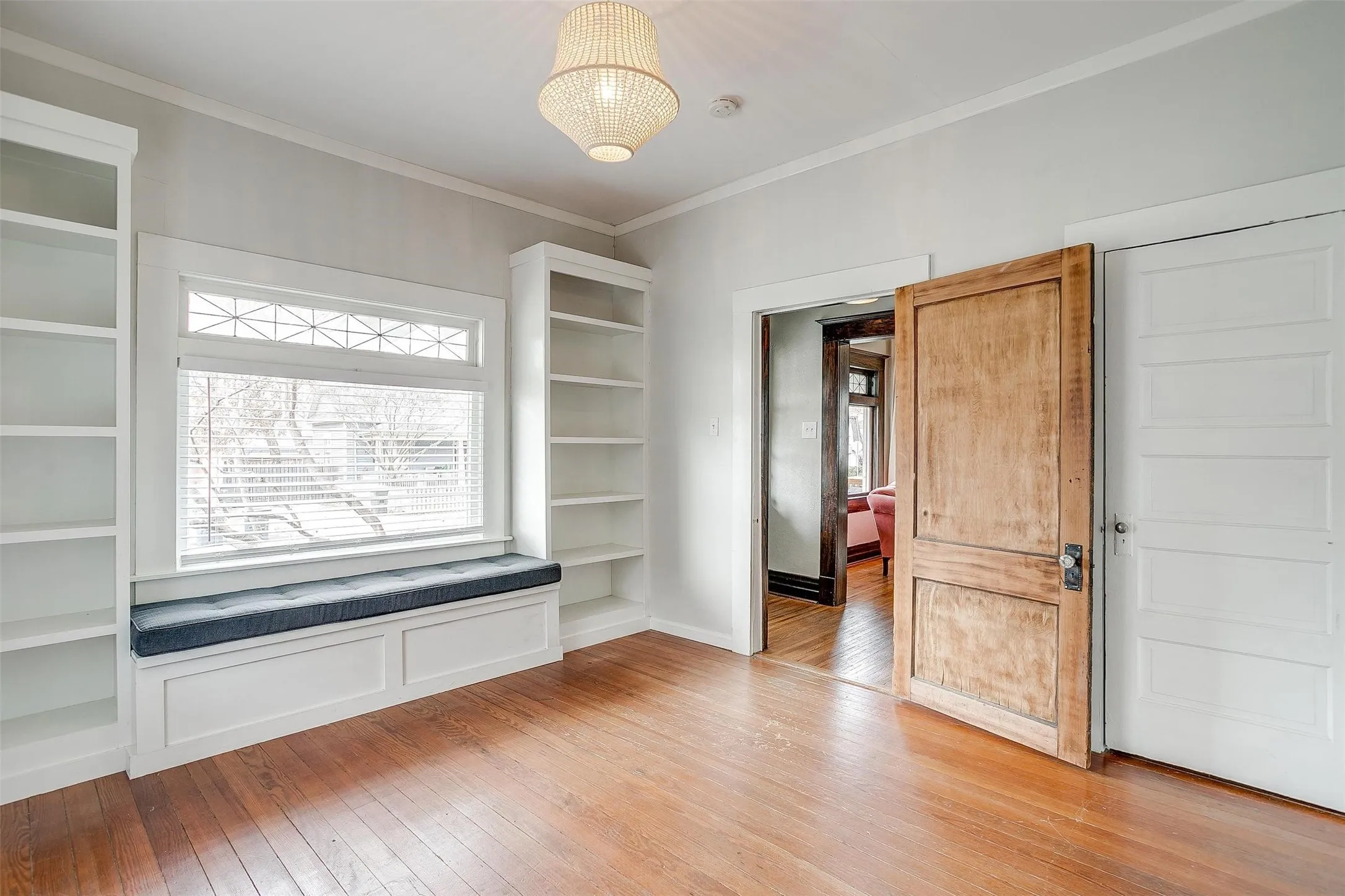 Single Family Residence For Rent in Tarrant County , 1405 S Henderson Street, Fort Worth, Texas 76104, 4 Bedroom, 2 Bathroom, 1 Garage spaces, 1,998 Sqft, built in 1922, mls#21307822, Real Estate Agent in Fort Worth, Homes For Rent in Tarrant county, Homes For Rent in Fort Worth, Realtor in Fort Worth Texas, Real Estate Brokerage Independent Realty Texas, Luminita Cordes Realtor
