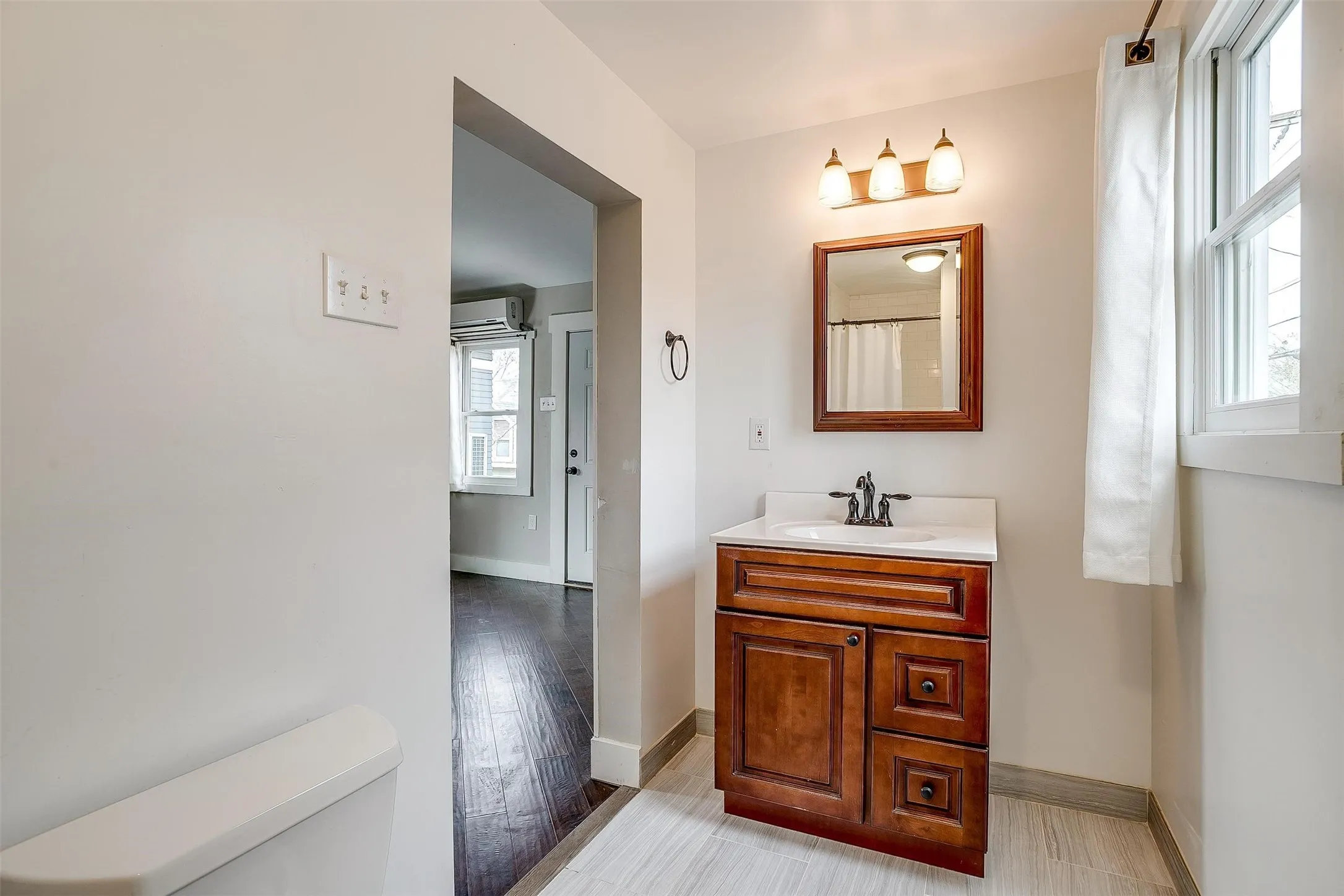 Single Family Residence For Rent in Tarrant County , 1405 S Henderson Street, Fort Worth, Texas 76104, 4 Bedroom, 2 Bathroom, 1 Garage spaces, 1,998 Sqft, built in 1922, mls#21307822, Real Estate Agent in Fort Worth, Homes For Rent in Tarrant county, Homes For Rent in Fort Worth, Realtor in Fort Worth Texas, Real Estate Brokerage Independent Realty Texas, Luminita Cordes Realtor