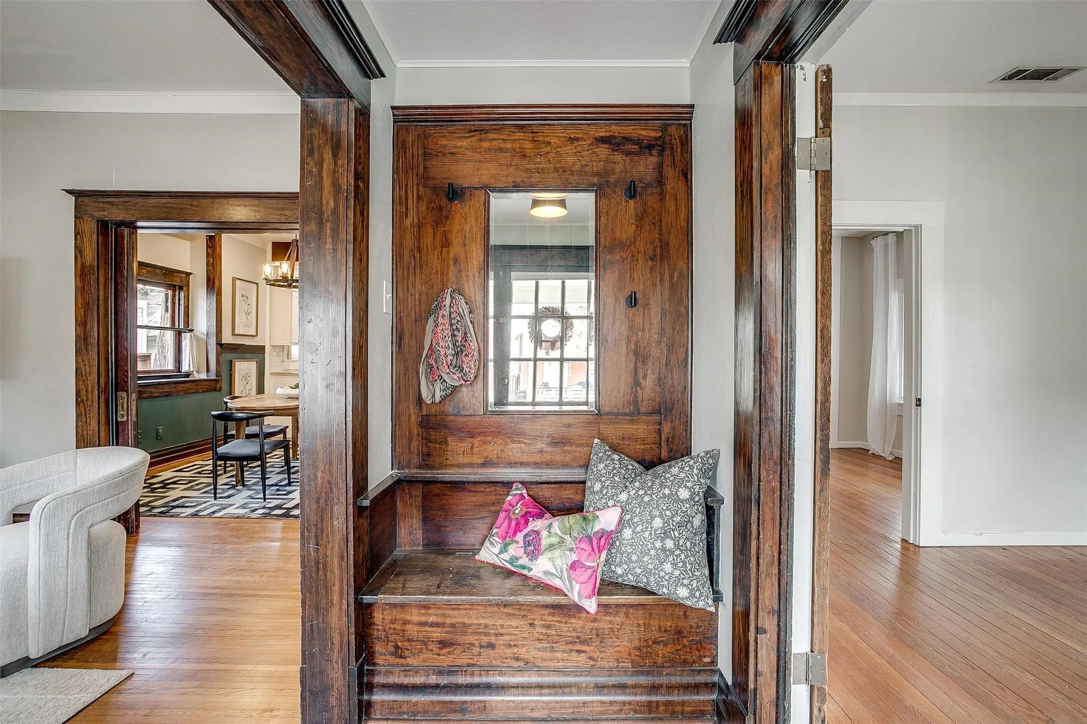 Single Family Residence For Rent in Tarrant County , 1405 S Henderson Street, Fort Worth, Texas 76104, 4 Bedroom, 2 Bathroom, 1 Garage spaces, 1,998 Sqft, built in 1922, mls#21307822, Real Estate Agent in Fort Worth, Homes For Rent in Tarrant county, Homes For Rent in Fort Worth, Realtor in Fort Worth Texas, Real Estate Brokerage Independent Realty Texas, Luminita Cordes Realtor