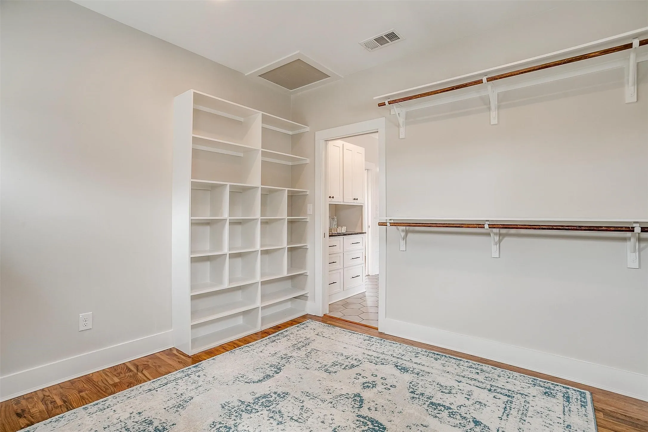 Single Family Residence For Rent in Tarrant County , 1405 S Henderson Street, Fort Worth, Texas 76104, 4 Bedroom, 2 Bathroom, 1 Garage spaces, 1,998 Sqft, built in 1922, mls#21307822, Real Estate Agent in Fort Worth, Homes For Rent in Tarrant county, Homes For Rent in Fort Worth, Realtor in Fort Worth Texas, Real Estate Brokerage Independent Realty Texas, Luminita Cordes Realtor