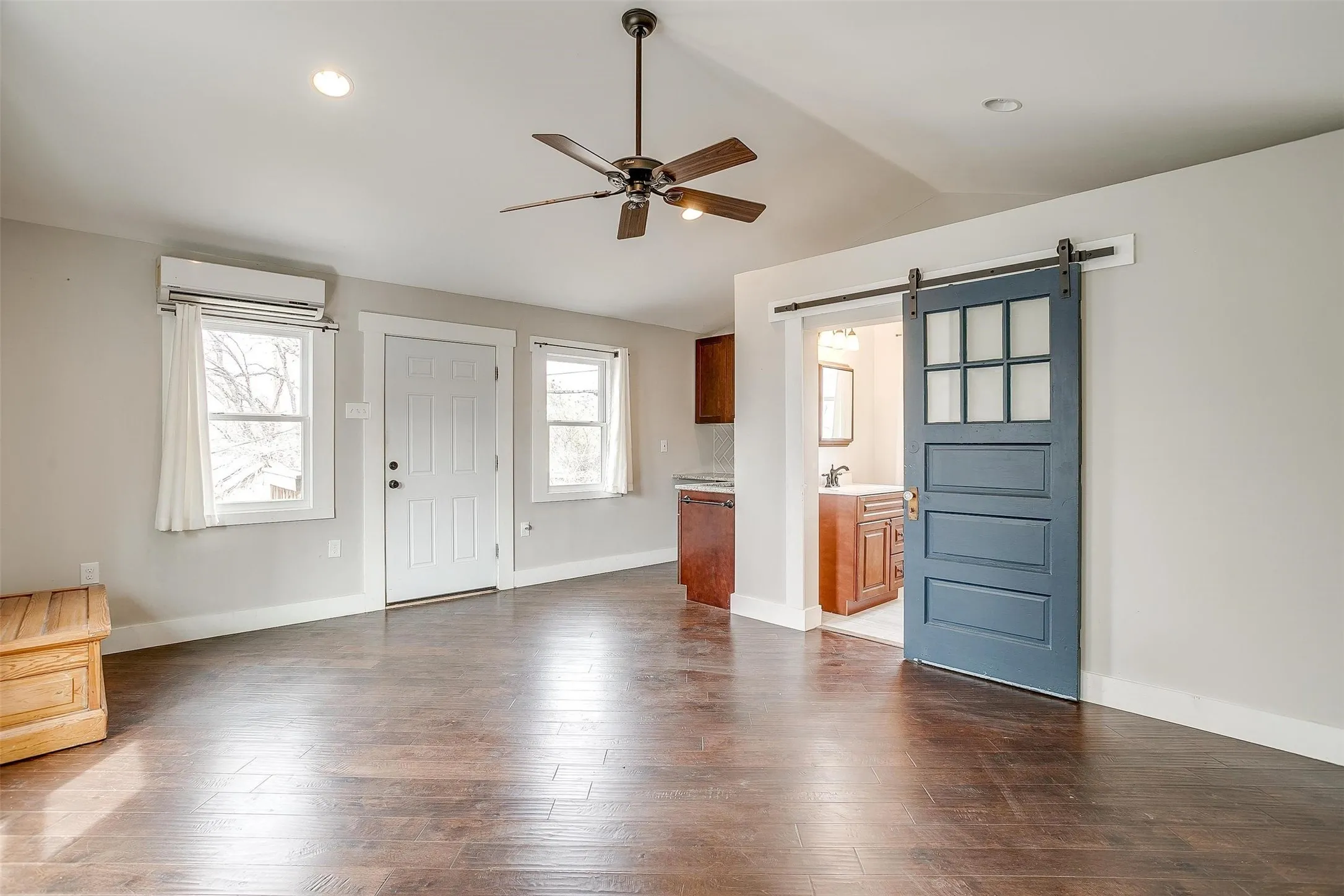 Single Family Residence For Rent in Tarrant County , 1405 S Henderson Street, Fort Worth, Texas 76104, 4 Bedroom, 2 Bathroom, 1 Garage spaces, 1,998 Sqft, built in 1922, mls#21307822, Real Estate Agent in Fort Worth, Homes For Rent in Tarrant county, Homes For Rent in Fort Worth, Realtor in Fort Worth Texas, Real Estate Brokerage Independent Realty Texas, Luminita Cordes Realtor
