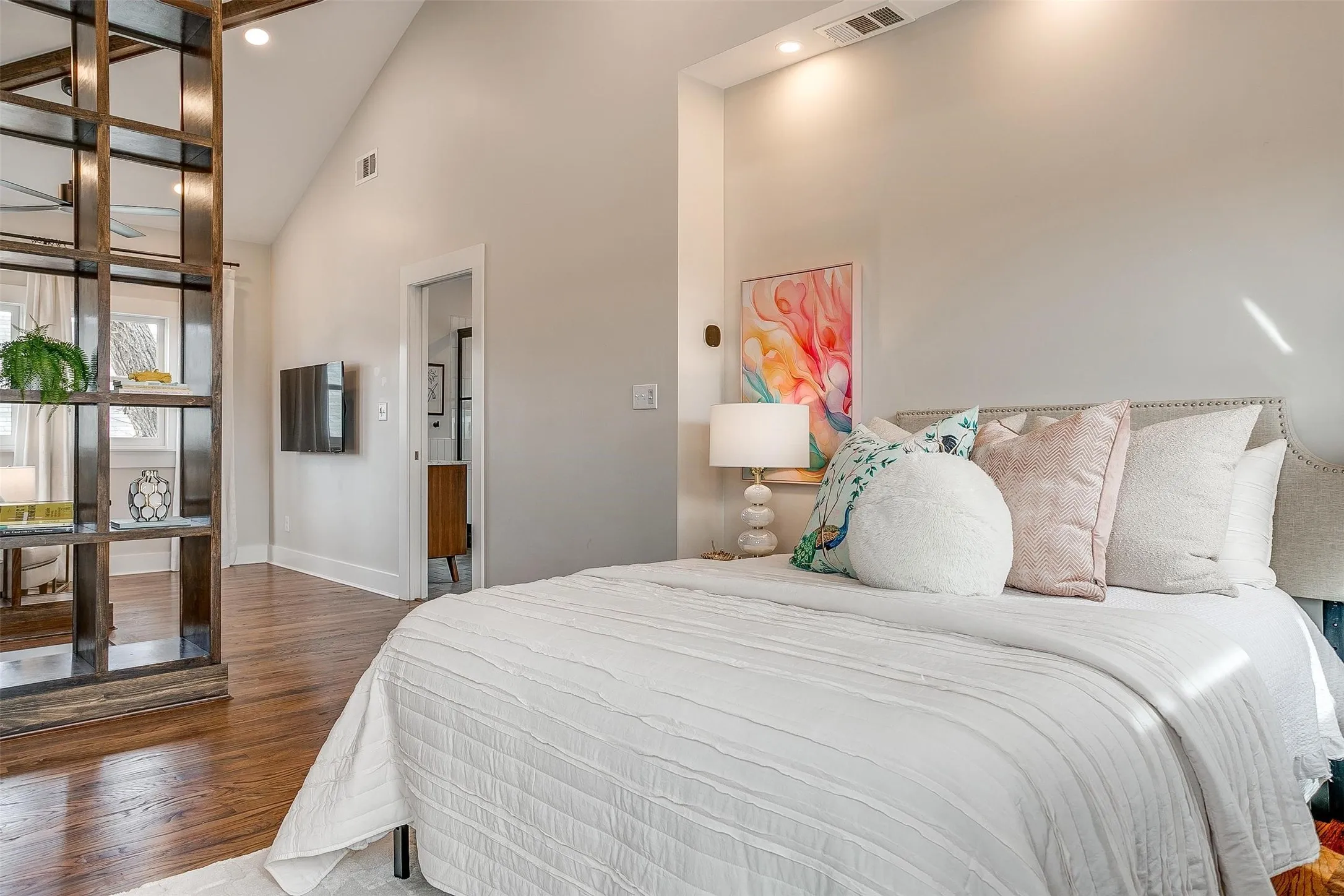 Single Family Residence For Rent in Tarrant County , 1405 S Henderson Street, Fort Worth, Texas 76104, 4 Bedroom, 2 Bathroom, 1 Garage spaces, 1,998 Sqft, built in 1922, mls#21307822, Real Estate Agent in Fort Worth, Homes For Rent in Tarrant county, Homes For Rent in Fort Worth, Realtor in Fort Worth Texas, Real Estate Brokerage Independent Realty Texas, Luminita Cordes Realtor