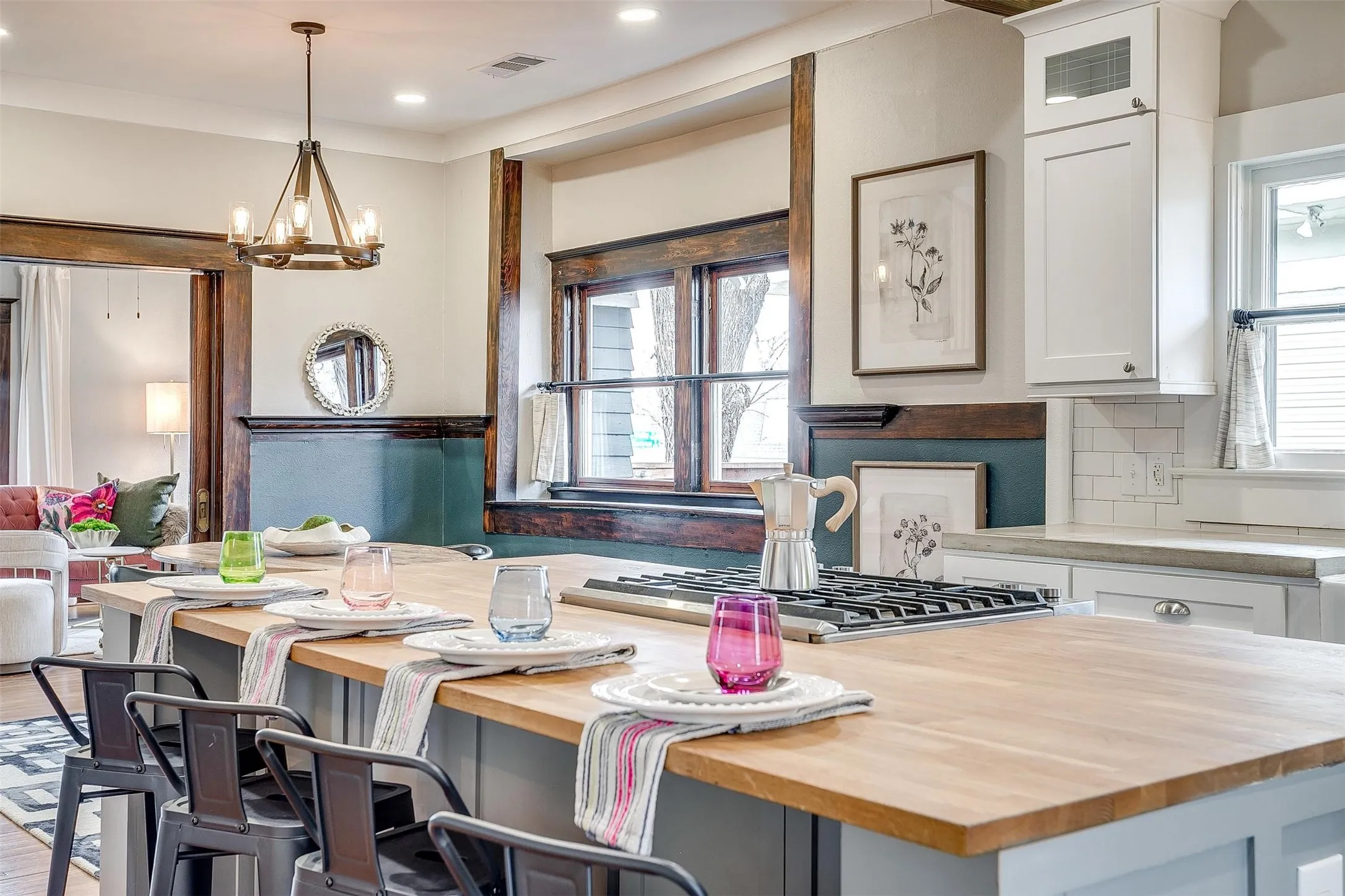 Single Family Residence For Rent in Tarrant County , 1405 S Henderson Street, Fort Worth, Texas 76104, 4 Bedroom, 2 Bathroom, 1 Garage spaces, 1,998 Sqft, built in 1922, mls#21307822, Real Estate Agent in Fort Worth, Homes For Rent in Tarrant county, Homes For Rent in Fort Worth, Realtor in Fort Worth Texas, Real Estate Brokerage Independent Realty Texas, Luminita Cordes Realtor