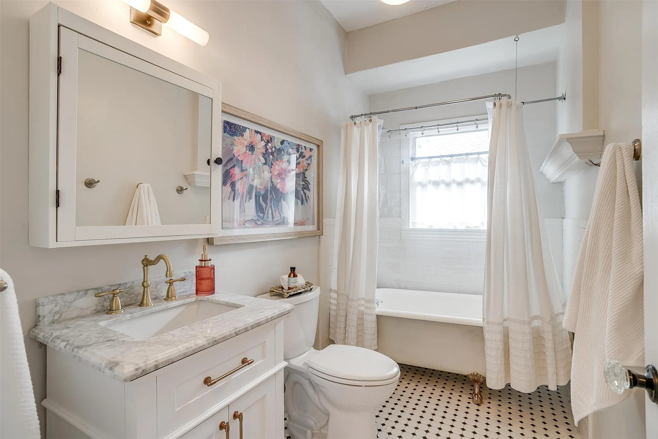 Single Family Residence For Rent in Tarrant County , 1405 S Henderson Street, Fort Worth, Texas 76104, 4 Bedroom, 2 Bathroom, 1 Garage spaces, 1,998 Sqft, built in 1922, mls#21307822, Real Estate Agent in Fort Worth, Homes For Rent in Tarrant county, Homes For Rent in Fort Worth, Realtor in Fort Worth Texas, Real Estate Brokerage Independent Realty Texas, Luminita Cordes Realtor