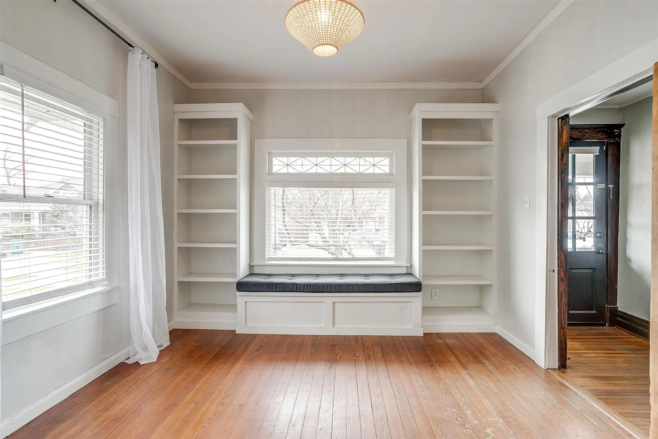 Single Family Residence For Rent in Tarrant County , 1405 S Henderson Street, Fort Worth, Texas 76104, 4 Bedroom, 2 Bathroom, 1 Garage spaces, 1,998 Sqft, built in 1922, mls#21307822, Real Estate Agent in Fort Worth, Homes For Rent in Tarrant county, Homes For Rent in Fort Worth, Realtor in Fort Worth Texas, Real Estate Brokerage Independent Realty Texas, Luminita Cordes Realtor