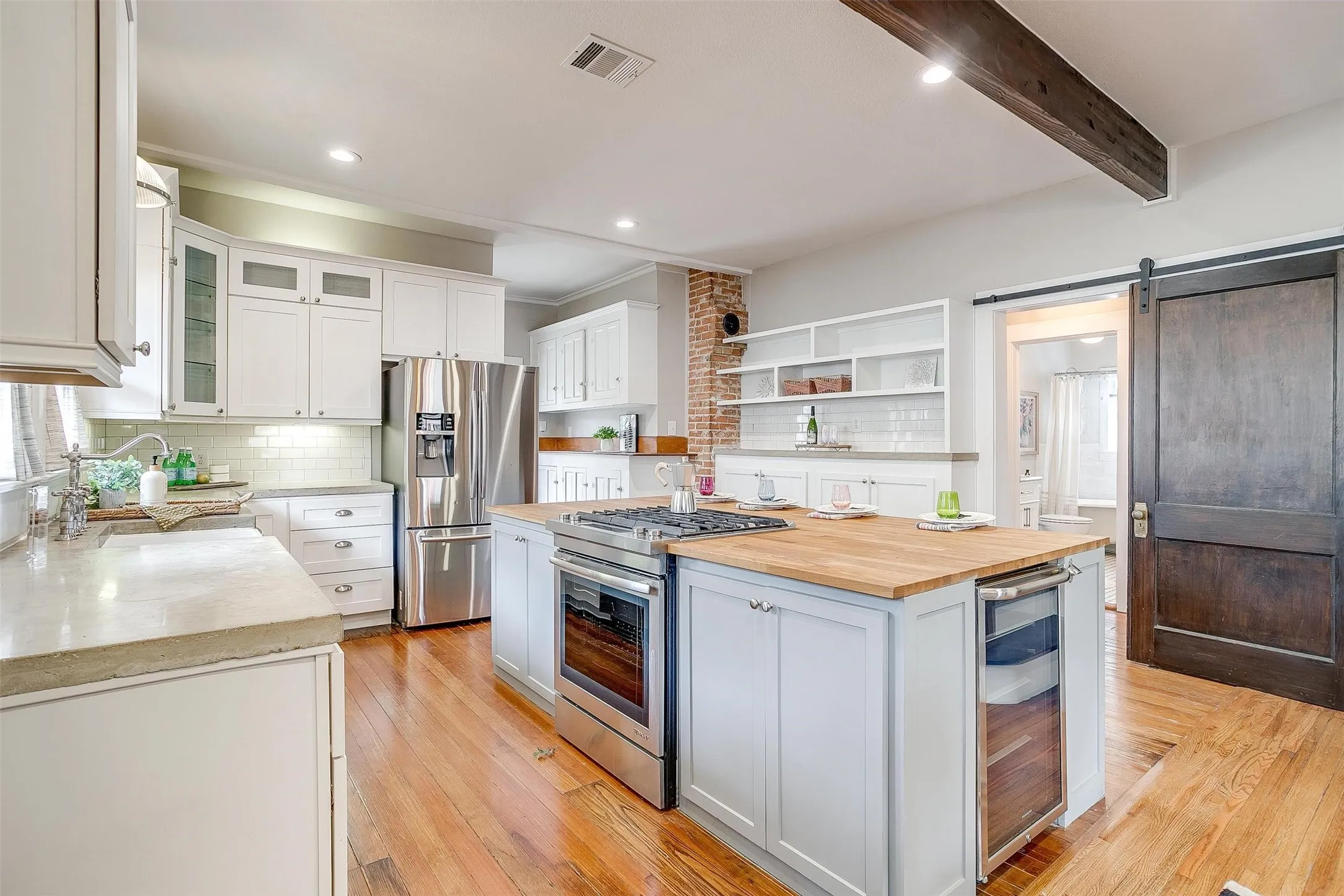 Single Family Residence For Rent in Tarrant County , 1405 S Henderson Street, Fort Worth, Texas 76104, 4 Bedroom, 2 Bathroom, 1 Garage spaces, 1,998 Sqft, built in 1922, mls#21307822, Real Estate Agent in Fort Worth, Homes For Rent in Tarrant county, Homes For Rent in Fort Worth, Realtor in Fort Worth Texas, Real Estate Brokerage Independent Realty Texas, Luminita Cordes Realtor