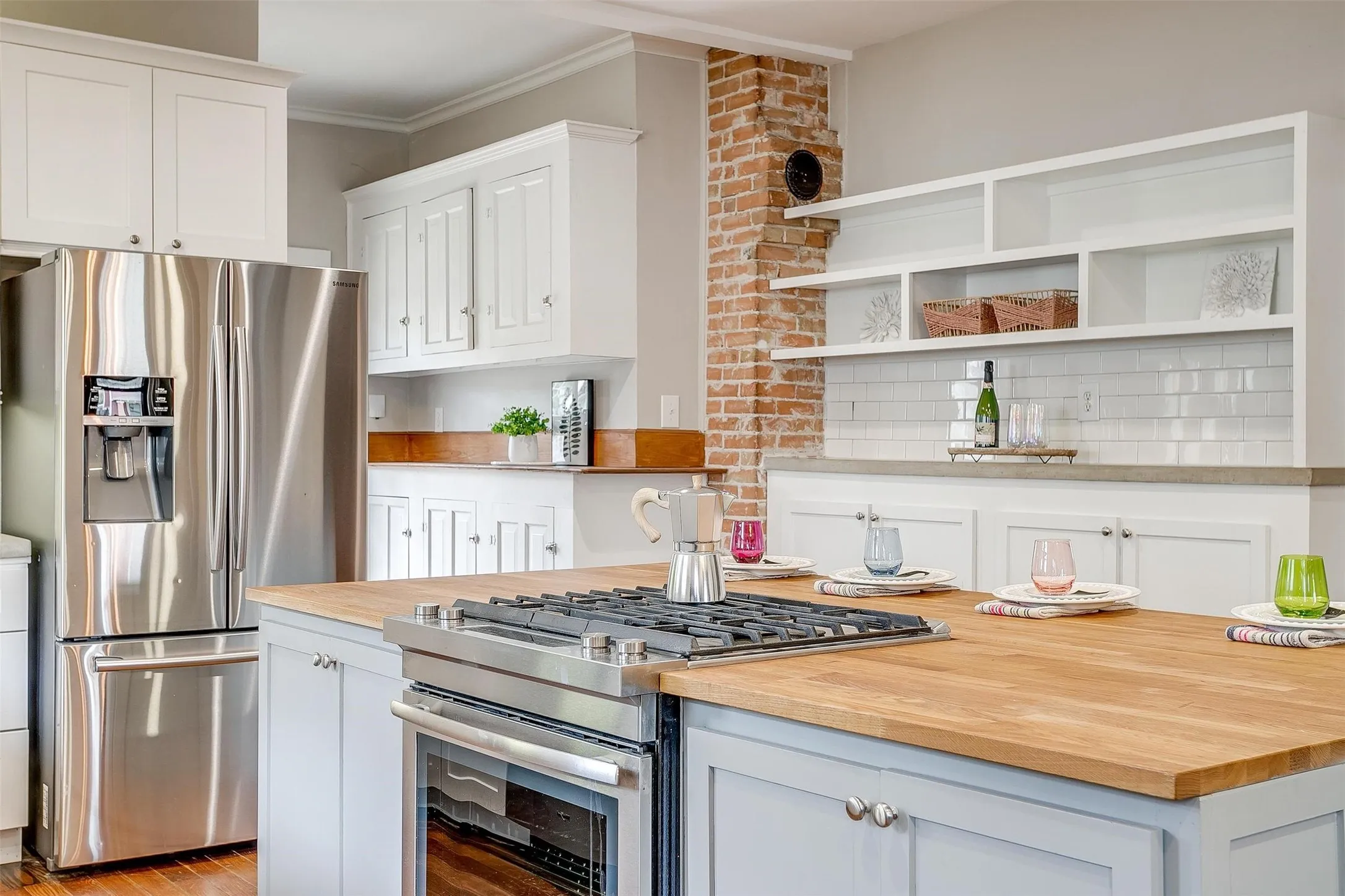 Single Family Residence For Rent in Tarrant County , 1405 S Henderson Street, Fort Worth, Texas 76104, 4 Bedroom, 2 Bathroom, 1 Garage spaces, 1,998 Sqft, built in 1922, mls#21307822, Real Estate Agent in Fort Worth, Homes For Rent in Tarrant county, Homes For Rent in Fort Worth, Realtor in Fort Worth Texas, Real Estate Brokerage Independent Realty Texas, Luminita Cordes Realtor
