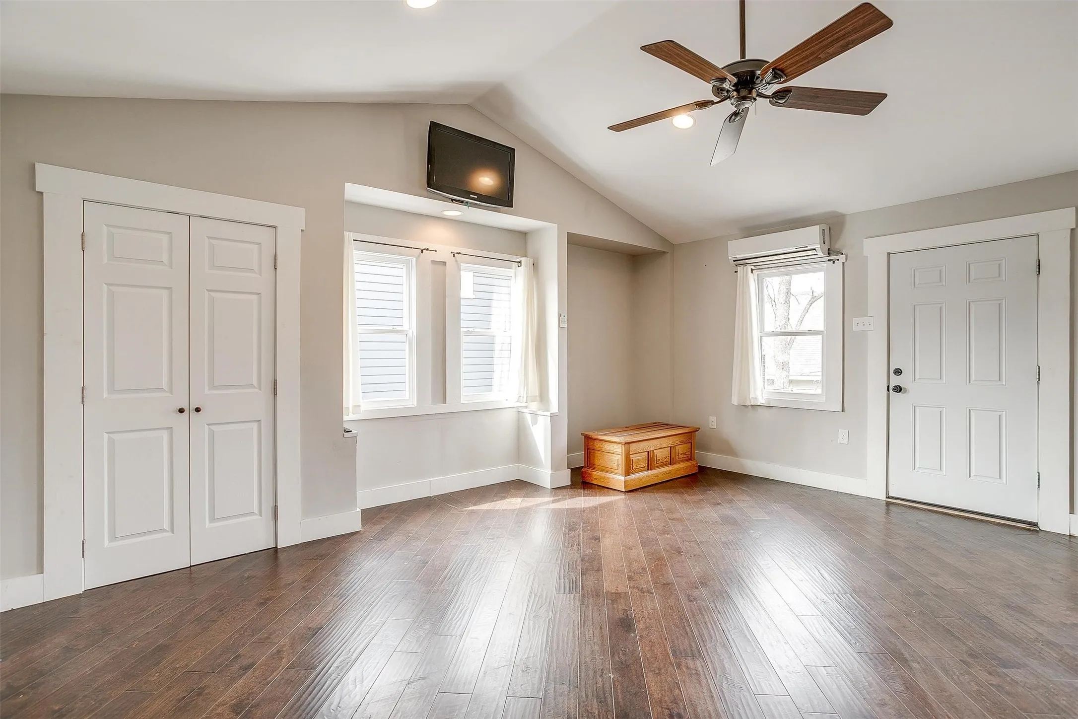 Single Family Residence For Rent in Tarrant County , 1405 S Henderson Street, Fort Worth, Texas 76104, 4 Bedroom, 2 Bathroom, 1 Garage spaces, 1,998 Sqft, built in 1922, mls#21307822, Real Estate Agent in Fort Worth, Homes For Rent in Tarrant county, Homes For Rent in Fort Worth, Realtor in Fort Worth Texas, Real Estate Brokerage Independent Realty Texas, Luminita Cordes Realtor