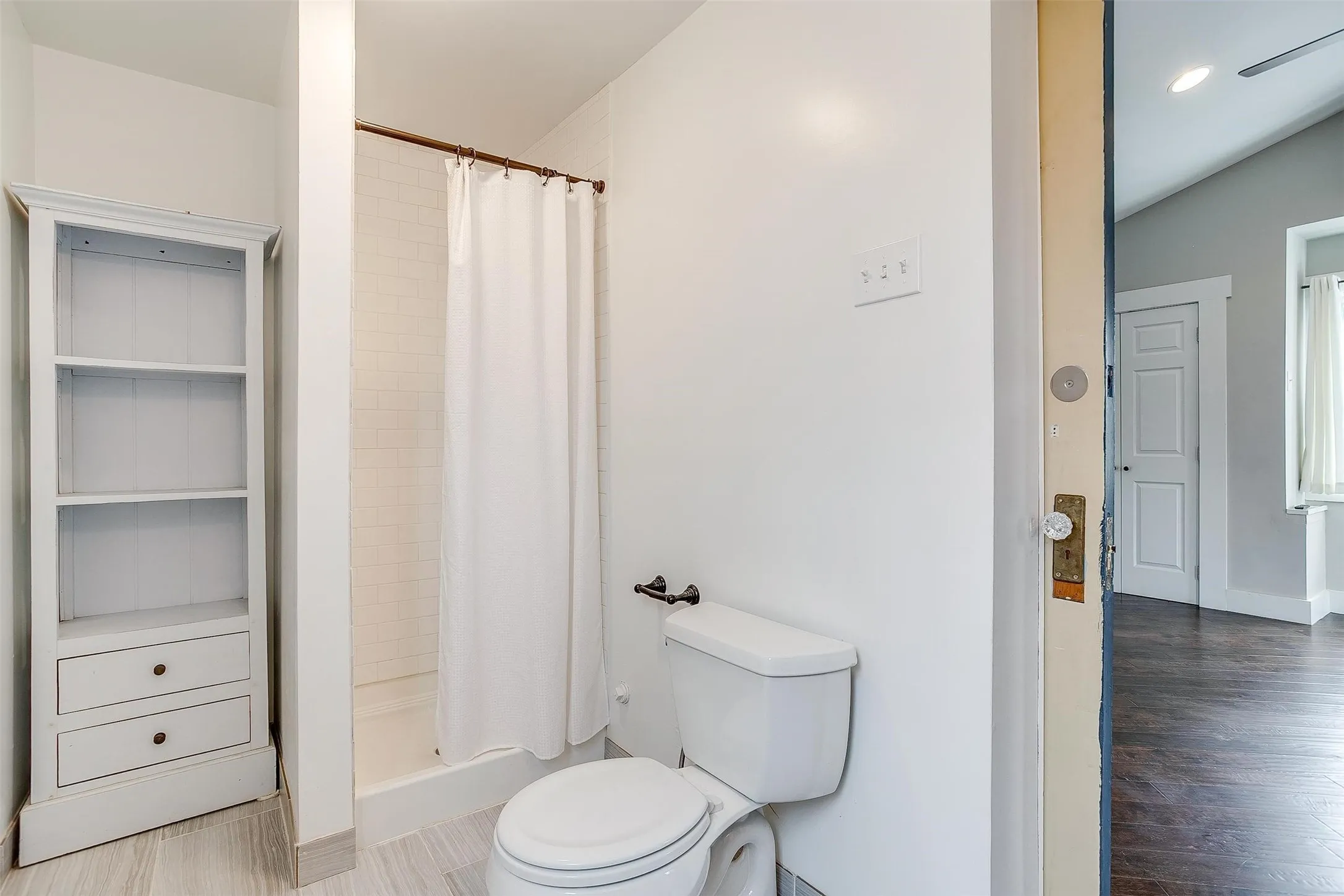 Single Family Residence For Rent in Tarrant County , 1405 S Henderson Street, Fort Worth, Texas 76104, 4 Bedroom, 2 Bathroom, 1 Garage spaces, 1,998 Sqft, built in 1922, mls#21307822, Real Estate Agent in Fort Worth, Homes For Rent in Tarrant county, Homes For Rent in Fort Worth, Realtor in Fort Worth Texas, Real Estate Brokerage Independent Realty Texas, Luminita Cordes Realtor