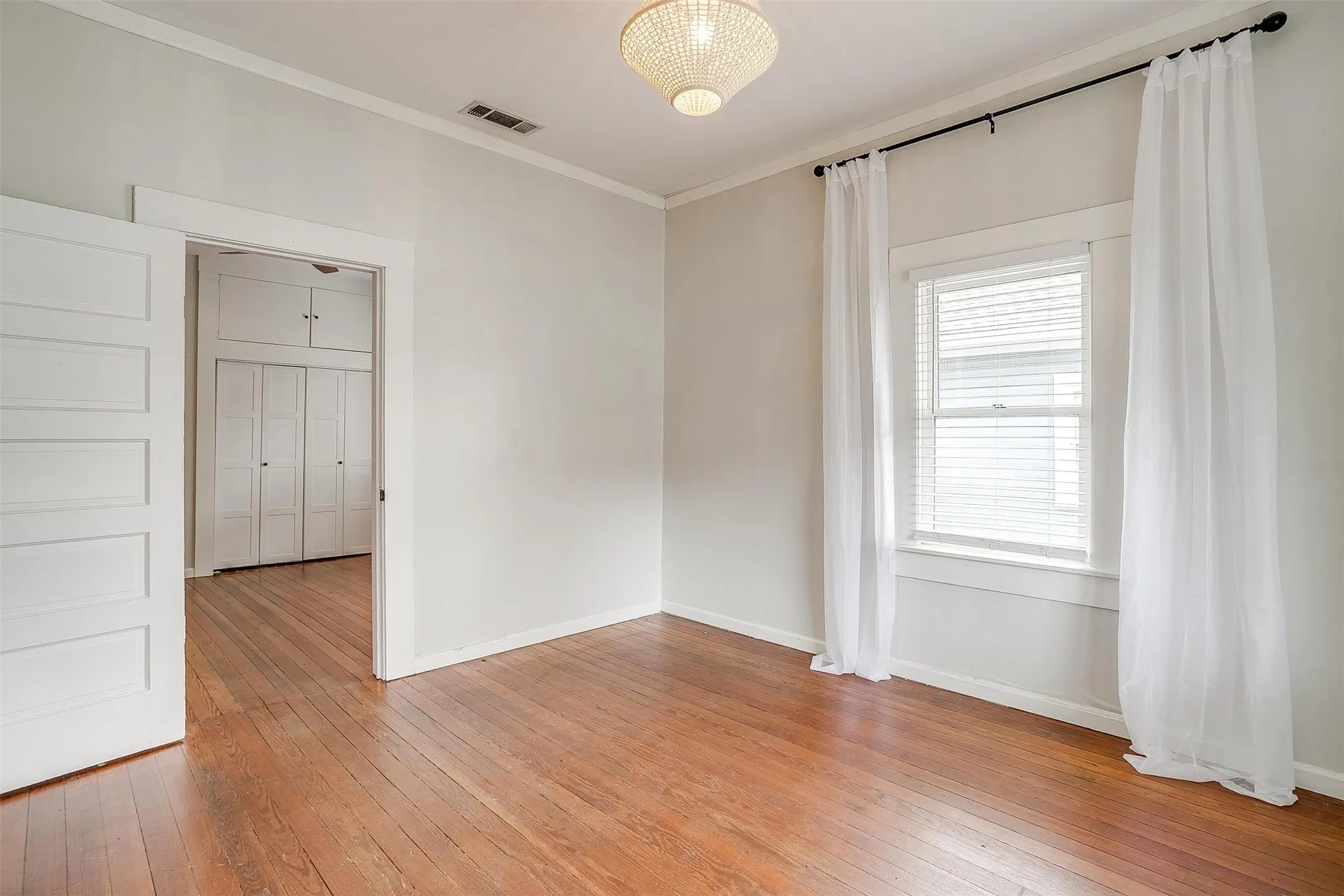 Single Family Residence For Rent in Tarrant County , 1405 S Henderson Street, Fort Worth, Texas 76104, 4 Bedroom, 2 Bathroom, 1 Garage spaces, 1,998 Sqft, built in 1922, mls#21307822, Real Estate Agent in Fort Worth, Homes For Rent in Tarrant county, Homes For Rent in Fort Worth, Realtor in Fort Worth Texas, Real Estate Brokerage Independent Realty Texas, Luminita Cordes Realtor