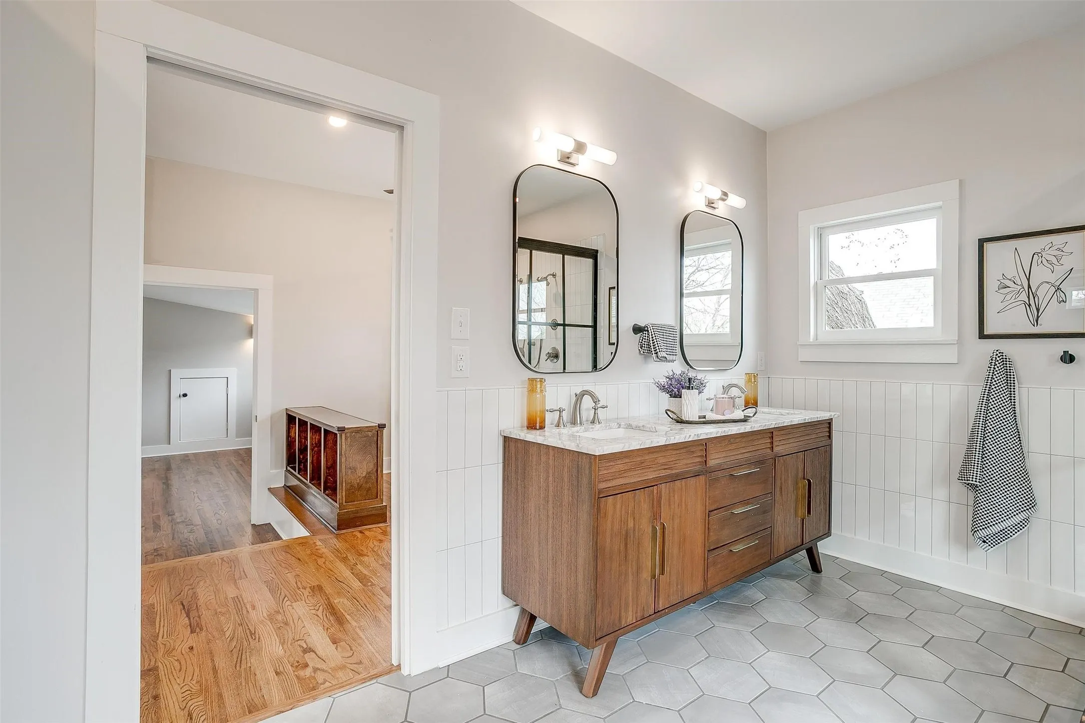 Single Family Residence For Rent in Tarrant County , 1405 S Henderson Street, Fort Worth, Texas 76104, 4 Bedroom, 2 Bathroom, 1 Garage spaces, 1,998 Sqft, built in 1922, mls#21307822, Real Estate Agent in Fort Worth, Homes For Rent in Tarrant county, Homes For Rent in Fort Worth, Realtor in Fort Worth Texas, Real Estate Brokerage Independent Realty Texas, Luminita Cordes Realtor