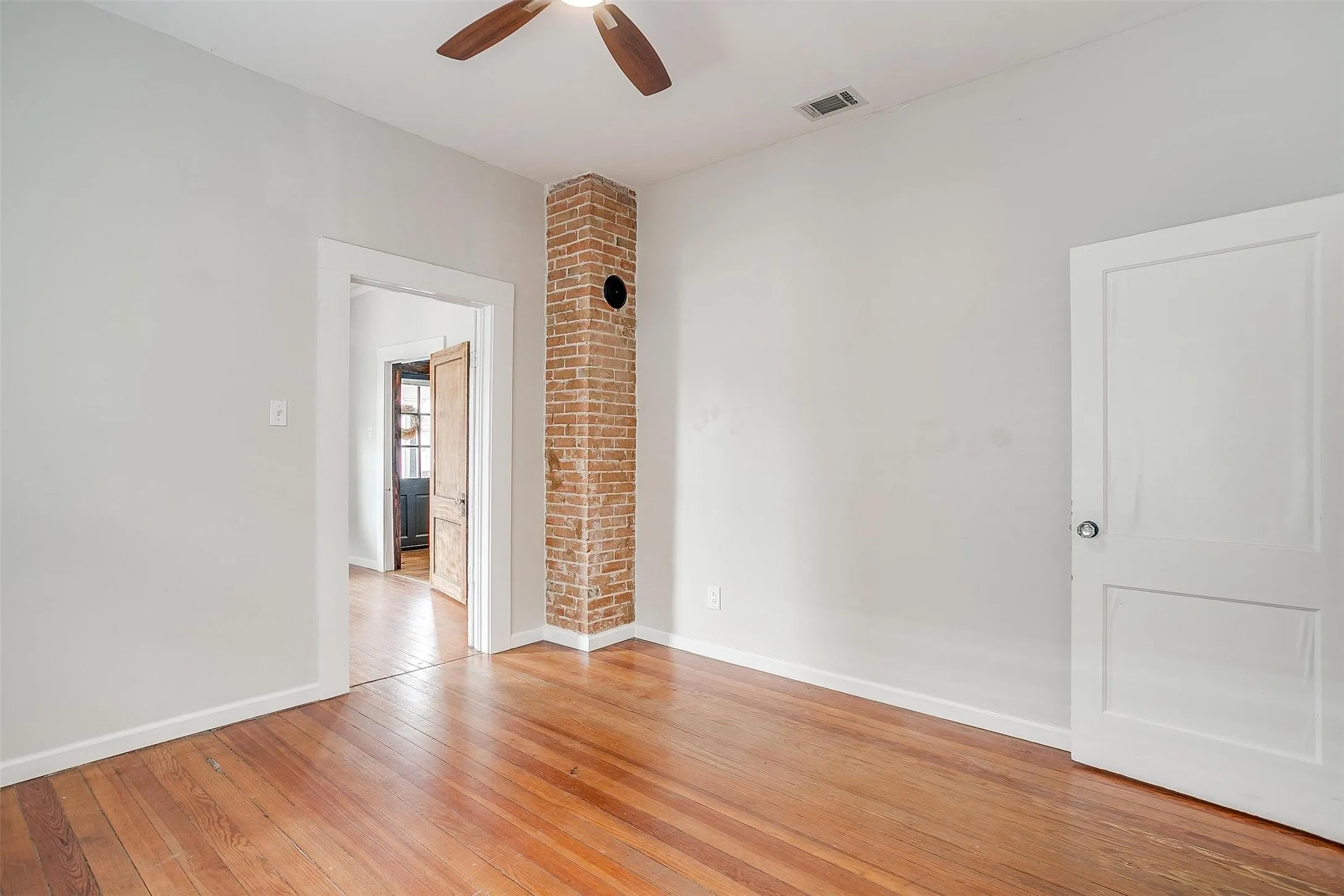 Single Family Residence For Rent in Tarrant County , 1405 S Henderson Street, Fort Worth, Texas 76104, 4 Bedroom, 2 Bathroom, 1 Garage spaces, 1,998 Sqft, built in 1922, mls#21307822, Real Estate Agent in Fort Worth, Homes For Rent in Tarrant county, Homes For Rent in Fort Worth, Realtor in Fort Worth Texas, Real Estate Brokerage Independent Realty Texas, Luminita Cordes Realtor
