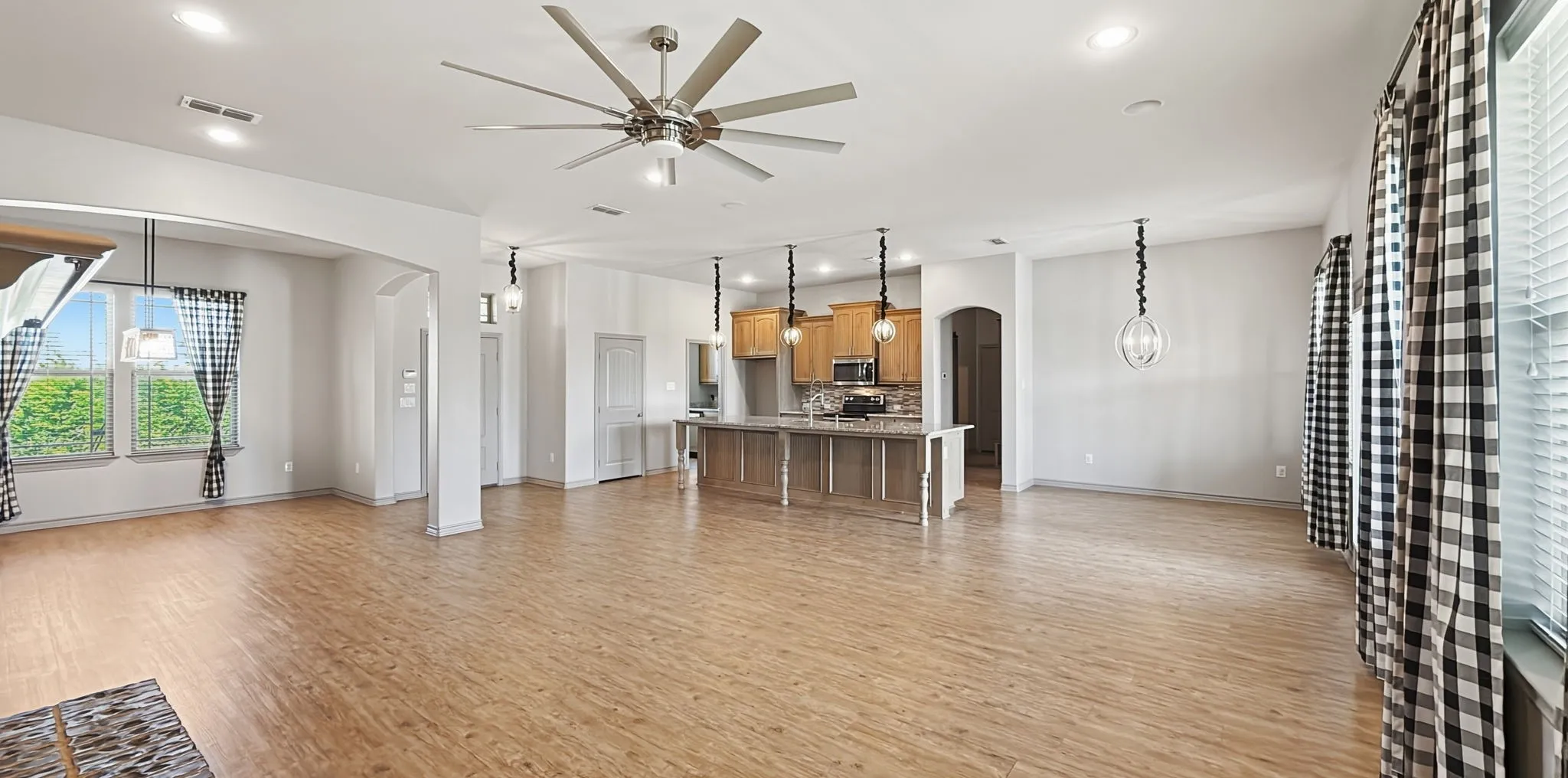Single Family Residence For Sale in Kaufman County , 10657 County Road 213, Forney, Texas 75126, 6 Bedroom, 5 Bathroom, 5 Garage spaces, 4,247 Sqft, built in 2017, mls#21306934, Real Estate Agent in Forney, Homes For Sale in Kaufman county, Homes For Sale in Forney, Realtor in Forney Texas, Real Estate Brokerage Independent Realty Texas, Luminita Cordes Realtor