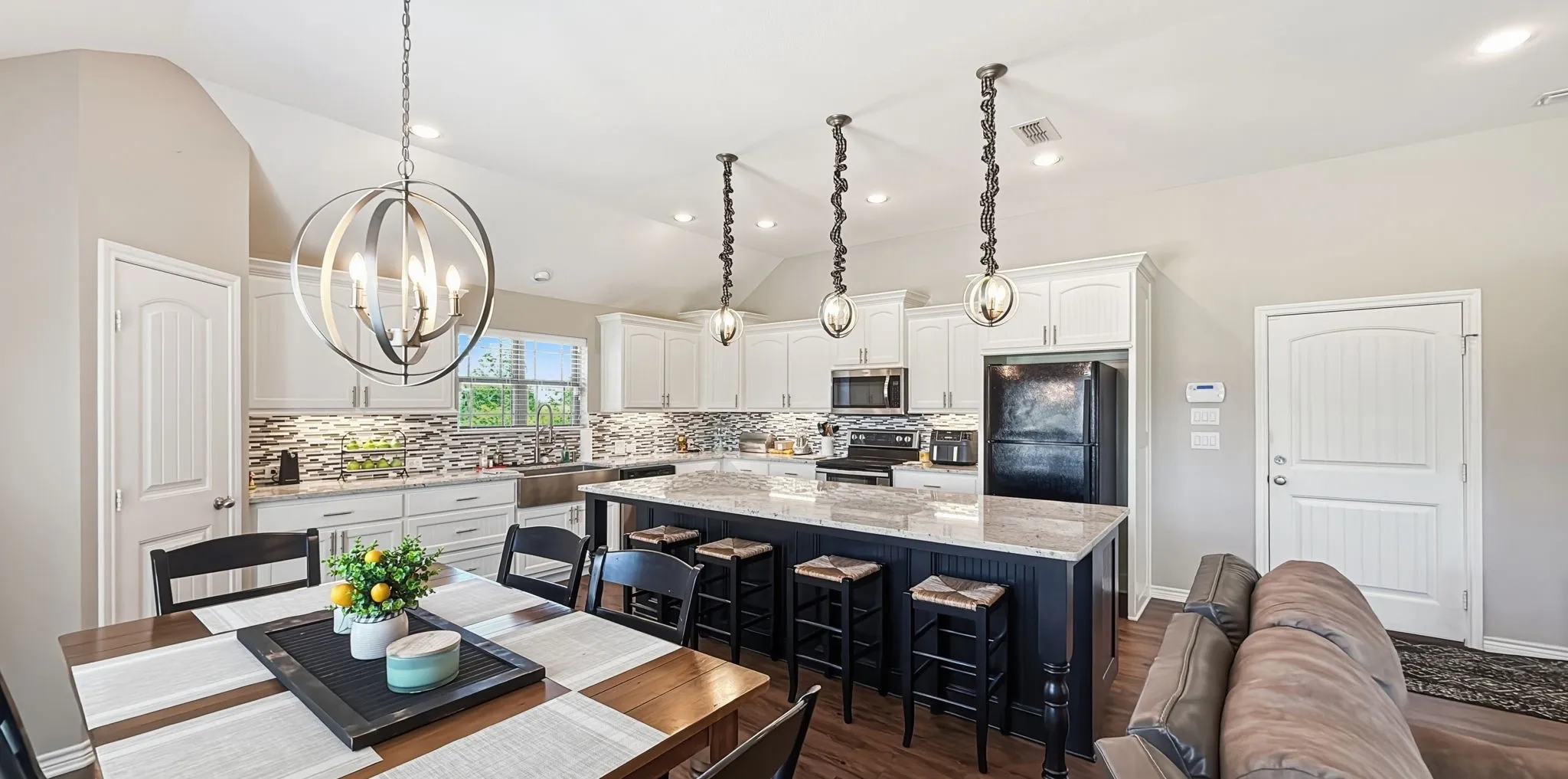 Single Family Residence For Sale in Kaufman County , 10657 County Road 213, Forney, Texas 75126, 6 Bedroom, 5 Bathroom, 5 Garage spaces, 4,247 Sqft, built in 2017, mls#21306934, Real Estate Agent in Forney, Homes For Sale in Kaufman county, Homes For Sale in Forney, Realtor in Forney Texas, Real Estate Brokerage Independent Realty Texas, Luminita Cordes Realtor