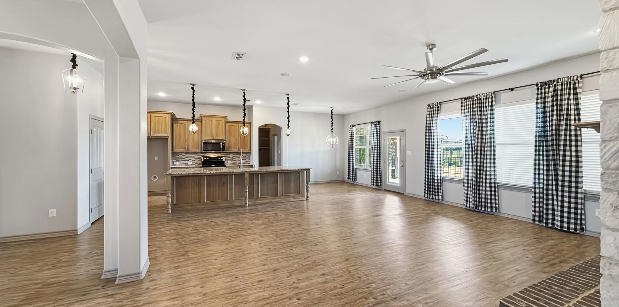 Single Family Residence For Sale in Kaufman County , 10657 County Road 213, Forney, Texas 75126, 6 Bedroom, 5 Bathroom, 5 Garage spaces, 4,247 Sqft, built in 2017, mls#21306934, Real Estate Agent in Forney, Homes For Sale in Kaufman county, Homes For Sale in Forney, Realtor in Forney Texas, Real Estate Brokerage Independent Realty Texas, Luminita Cordes Realtor