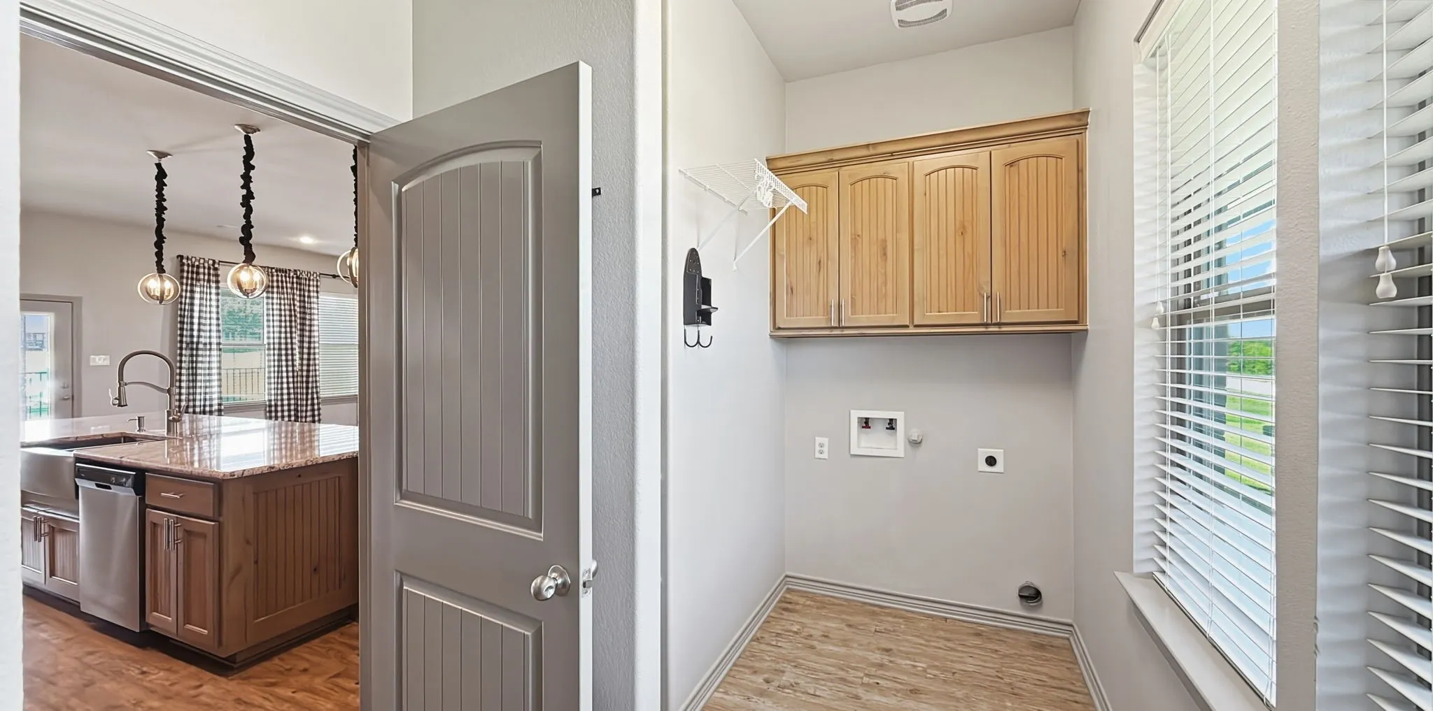 Single Family Residence For Sale in Kaufman County , 10657 County Road 213, Forney, Texas 75126, 6 Bedroom, 5 Bathroom, 5 Garage spaces, 4,247 Sqft, built in 2017, mls#21306934, Real Estate Agent in Forney, Homes For Sale in Kaufman county, Homes For Sale in Forney, Realtor in Forney Texas, Real Estate Brokerage Independent Realty Texas, Luminita Cordes Realtor