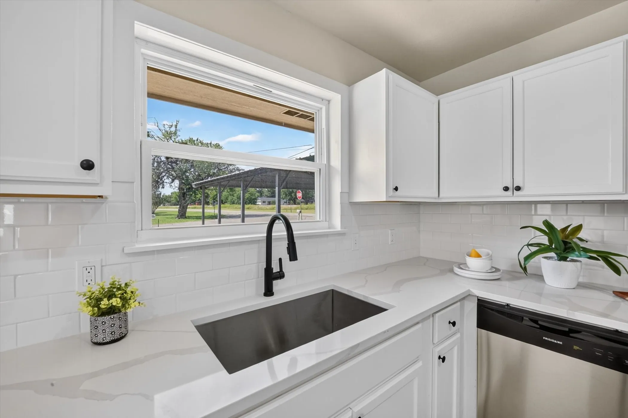 Single Family Residence For Sale in Grayson County , 372 Tooley Street, Van Alstyne, Texas 75495, 4 Bedrooms, 3 Bathrooms, Garage spaces, 2,077 Sqft, built in 1965, Price $300,000, mls#21307179, Real Estate Agent in Van Alstyne, Homes For Sale in Grayson county, Homes For Sale in Van Alstyne, Realtor in Van Alstyne Texas, Real Estate Brokerage Independent Realty Texas, Luminita Cordes Realtor