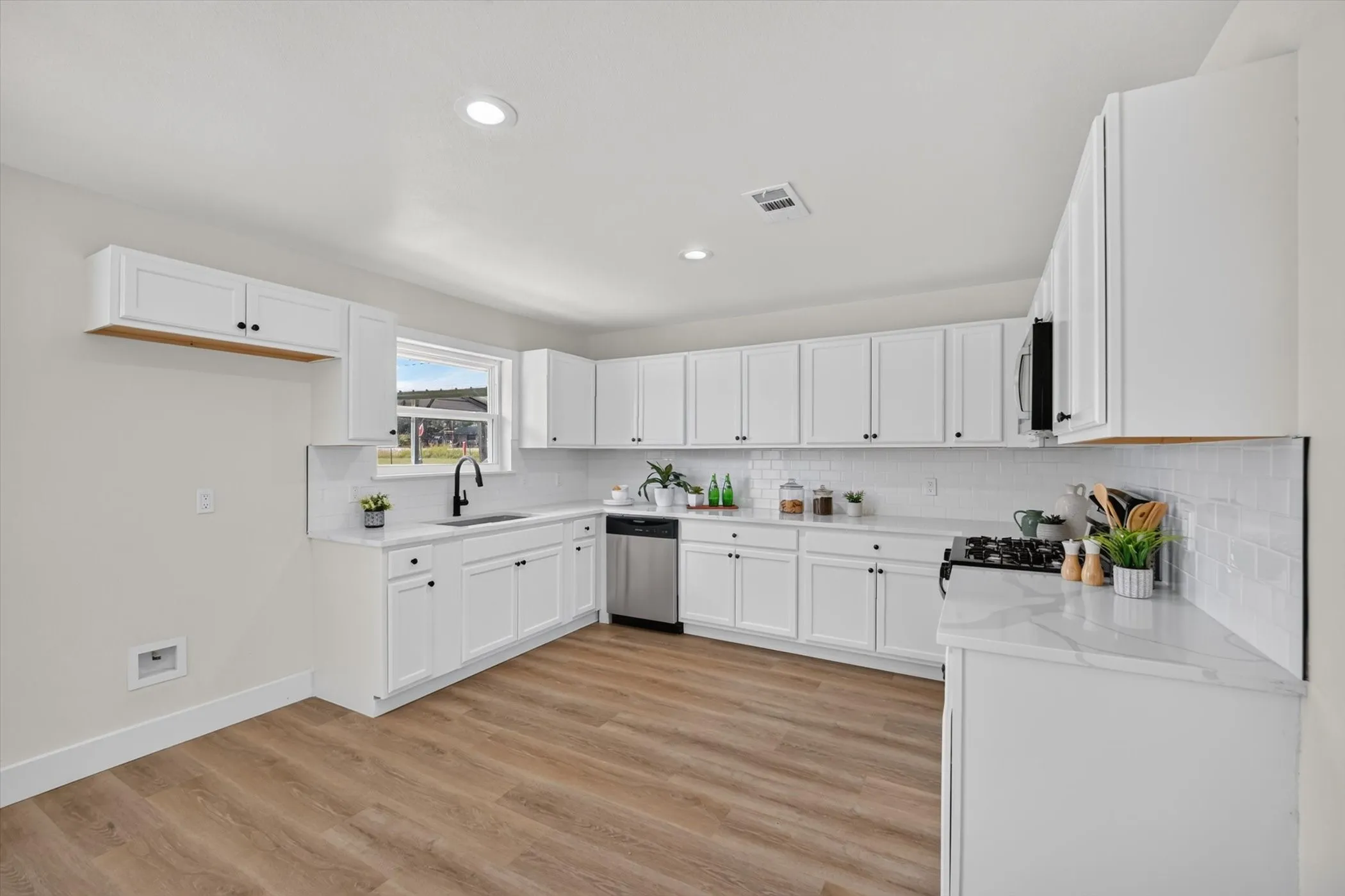 Single Family Residence For Sale in Grayson County , 372 Tooley Street, Van Alstyne, Texas 75495, 4 Bedrooms, 3 Bathrooms, Garage spaces, 2,077 Sqft, built in 1965, Price $300,000, mls#21307179, Real Estate Agent in Van Alstyne, Homes For Sale in Grayson county, Homes For Sale in Van Alstyne, Realtor in Van Alstyne Texas, Real Estate Brokerage Independent Realty Texas, Luminita Cordes Realtor