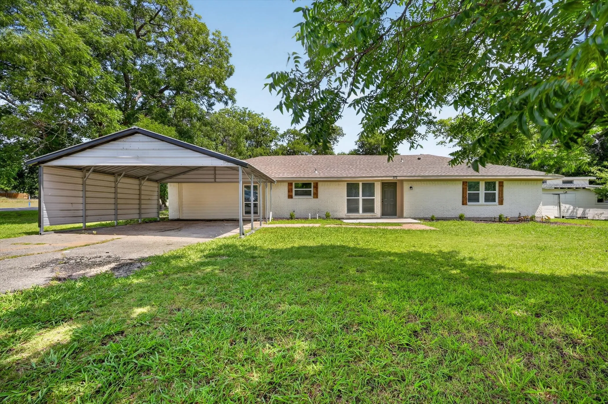 Single Family Residence For Sale in Grayson County , 372 Tooley Street, Van Alstyne, Texas 75495, 4 Bedrooms, 3 Bathrooms, Garage spaces, 2,077 Sqft, built in 1965, Price $300,000, mls#21307179, Real Estate Agent in Van Alstyne, Homes For Sale in Grayson county, Homes For Sale in Van Alstyne, Realtor in Van Alstyne Texas, Real Estate Brokerage Independent Realty Texas, Luminita Cordes Realtor