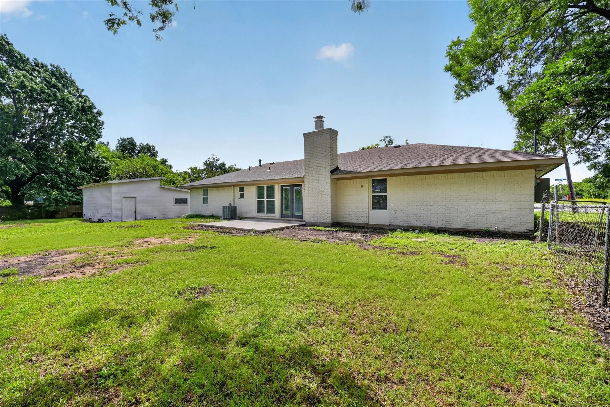Single Family Residence For Sale in Grayson County , 372 Tooley Street, Van Alstyne, Texas 75495, 4 Bedrooms, 3 Bathrooms, Garage spaces, 2,077 Sqft, built in 1965, Price $300,000, mls#21307179, Real Estate Agent in Van Alstyne, Homes For Sale in Grayson county, Homes For Sale in Van Alstyne, Realtor in Van Alstyne Texas, Real Estate Brokerage Independent Realty Texas, Luminita Cordes Realtor