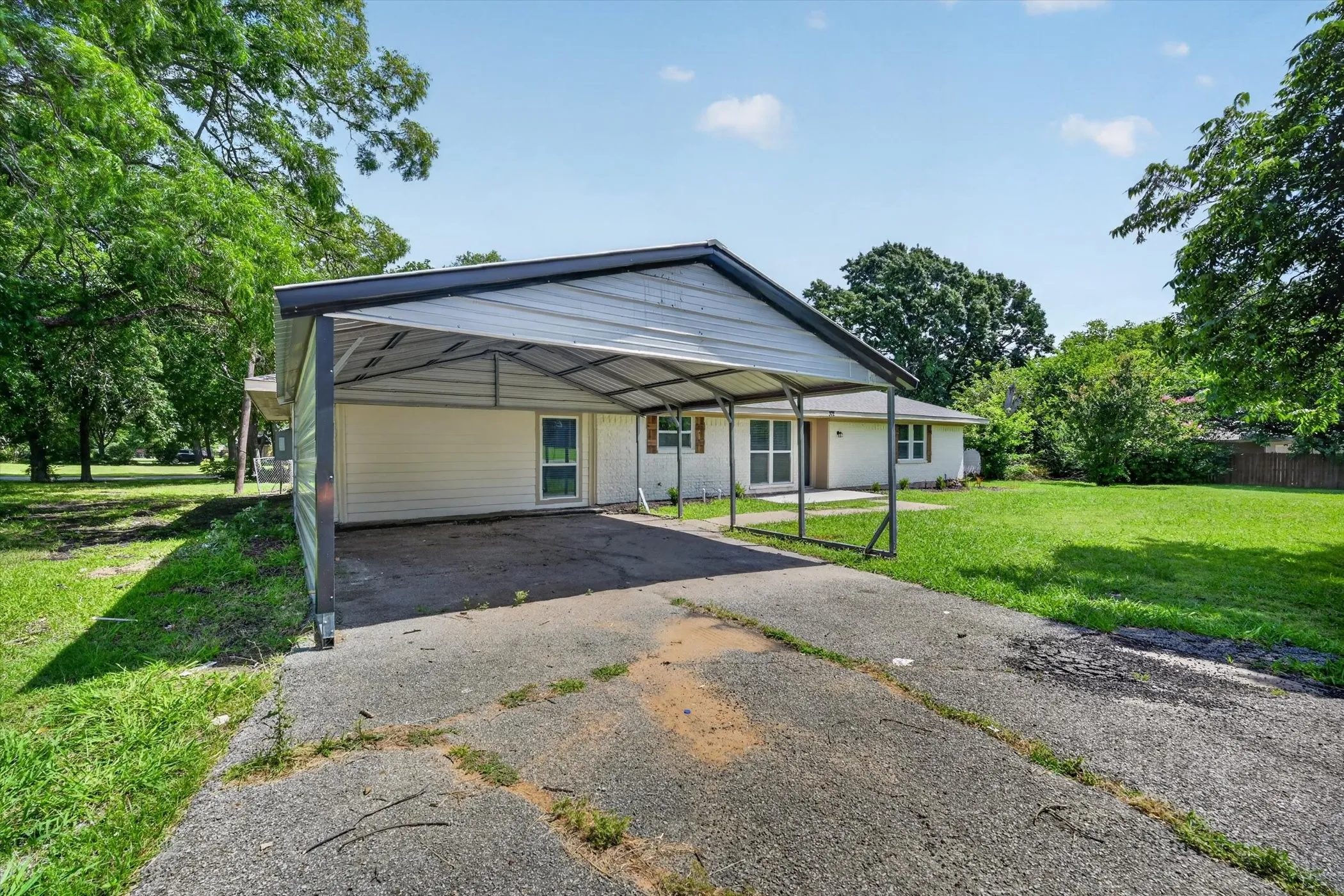 Single Family Residence For Sale in Grayson County , 372 Tooley Street, Van Alstyne, Texas 75495, 4 Bedrooms, 3 Bathrooms, Garage spaces, 2,077 Sqft, built in 1965, Price $300,000, mls#21307179, Real Estate Agent in Van Alstyne, Homes For Sale in Grayson county, Homes For Sale in Van Alstyne, Realtor in Van Alstyne Texas, Real Estate Brokerage Independent Realty Texas, Luminita Cordes Realtor