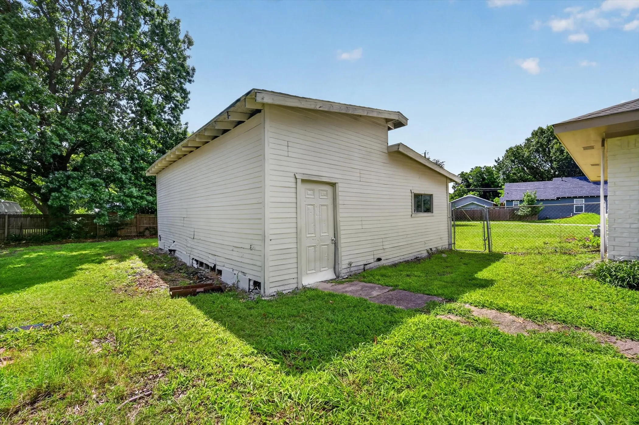 Single Family Residence For Sale in Grayson County , 372 Tooley Street, Van Alstyne, Texas 75495, 4 Bedrooms, 3 Bathrooms, Garage spaces, 2,077 Sqft, built in 1965, Price $300,000, mls#21307179, Real Estate Agent in Van Alstyne, Homes For Sale in Grayson county, Homes For Sale in Van Alstyne, Realtor in Van Alstyne Texas, Real Estate Brokerage Independent Realty Texas, Luminita Cordes Realtor