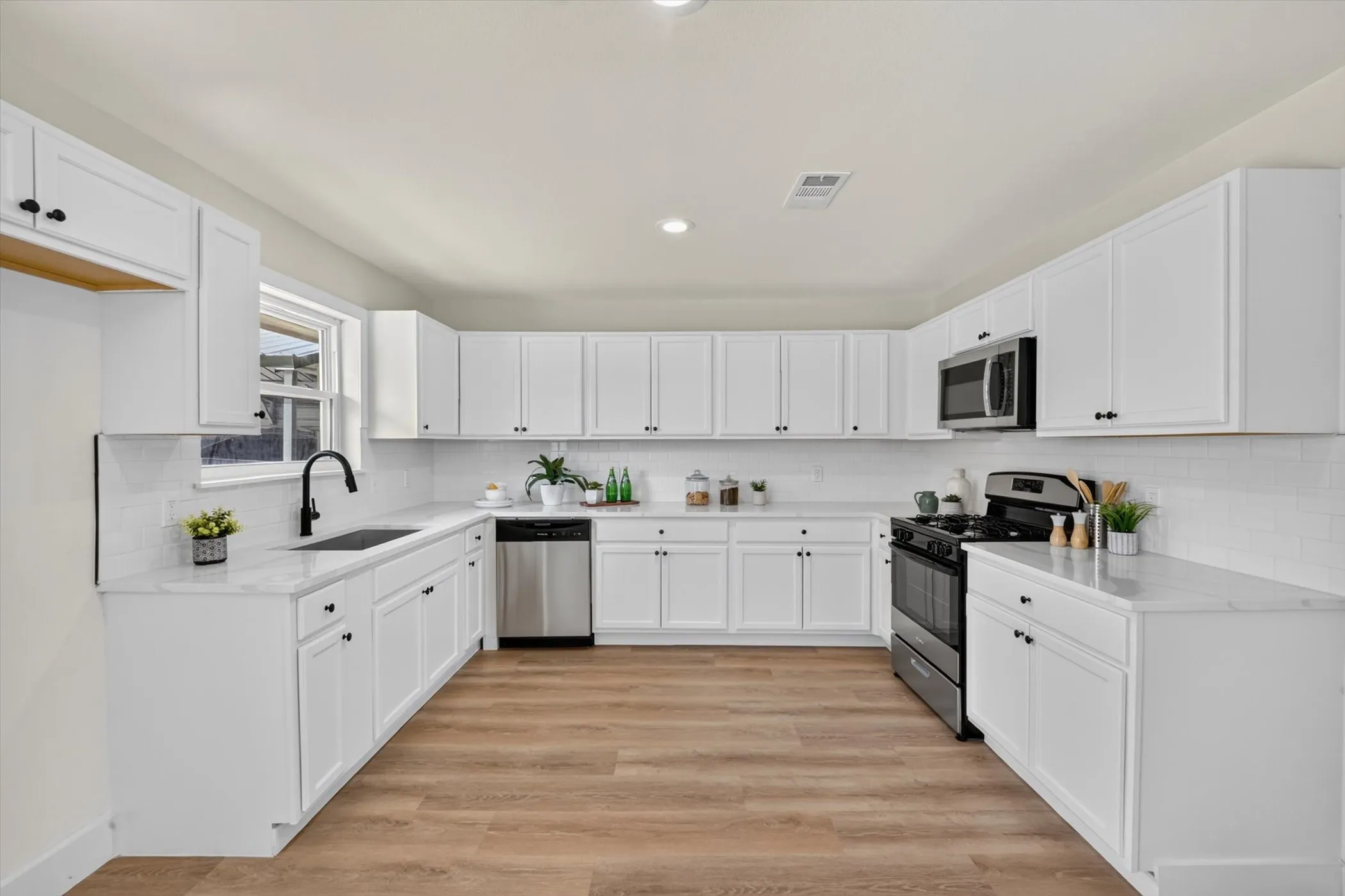 Single Family Residence For Sale in Grayson County , 372 Tooley Street, Van Alstyne, Texas 75495, 4 Bedrooms, 3 Bathrooms, Garage spaces, 2,077 Sqft, built in 1965, Price $300,000, mls#21307179, Real Estate Agent in Van Alstyne, Homes For Sale in Grayson county, Homes For Sale in Van Alstyne, Realtor in Van Alstyne Texas, Real Estate Brokerage Independent Realty Texas, Luminita Cordes Realtor
