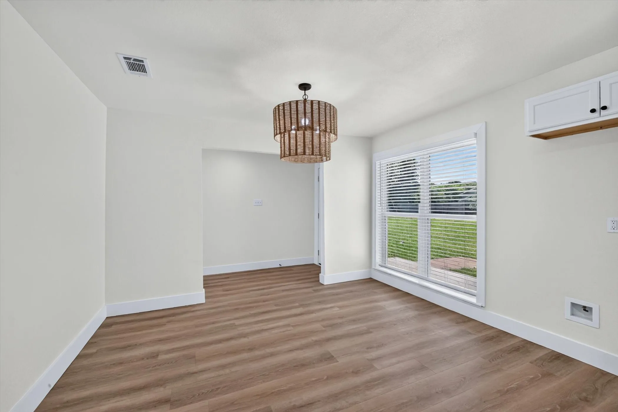 Single Family Residence For Sale in Grayson County , 372 Tooley Street, Van Alstyne, Texas 75495, 4 Bedrooms, 3 Bathrooms, Garage spaces, 2,077 Sqft, built in 1965, Price $300,000, mls#21307179, Real Estate Agent in Van Alstyne, Homes For Sale in Grayson county, Homes For Sale in Van Alstyne, Realtor in Van Alstyne Texas, Real Estate Brokerage Independent Realty Texas, Luminita Cordes Realtor