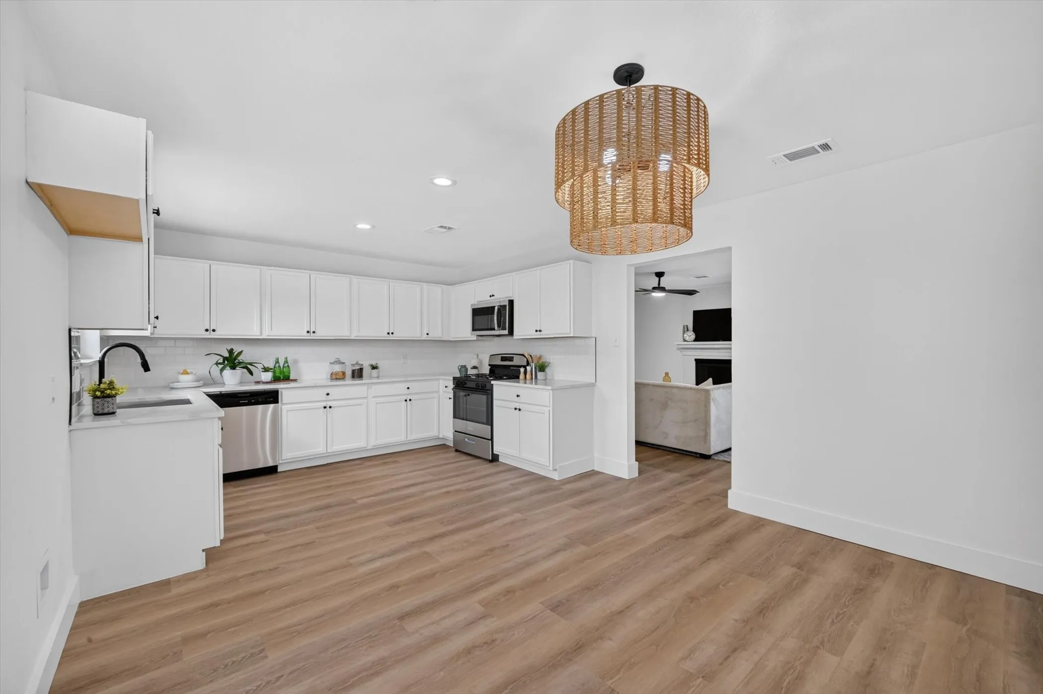 Single Family Residence For Sale in Grayson County , 372 Tooley Street, Van Alstyne, Texas 75495, 4 Bedrooms, 3 Bathrooms, Garage spaces, 2,077 Sqft, built in 1965, Price $300,000, mls#21307179, Real Estate Agent in Van Alstyne, Homes For Sale in Grayson county, Homes For Sale in Van Alstyne, Realtor in Van Alstyne Texas, Real Estate Brokerage Independent Realty Texas, Luminita Cordes Realtor