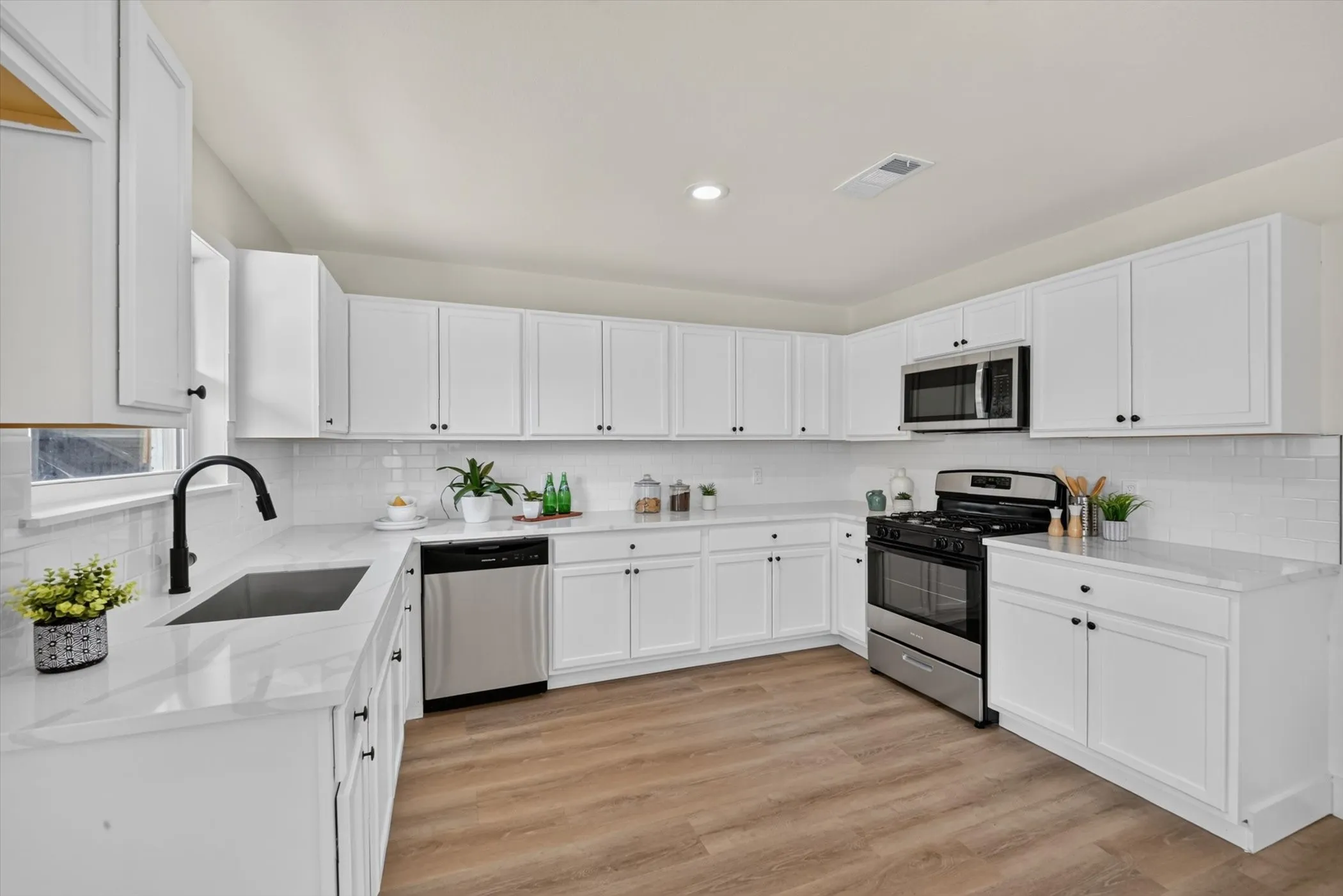 Single Family Residence For Sale in Grayson County , 372 Tooley Street, Van Alstyne, Texas 75495, 4 Bedrooms, 3 Bathrooms, Garage spaces, 2,077 Sqft, built in 1965, Price $300,000, mls#21307179, Real Estate Agent in Van Alstyne, Homes For Sale in Grayson county, Homes For Sale in Van Alstyne, Realtor in Van Alstyne Texas, Real Estate Brokerage Independent Realty Texas, Luminita Cordes Realtor