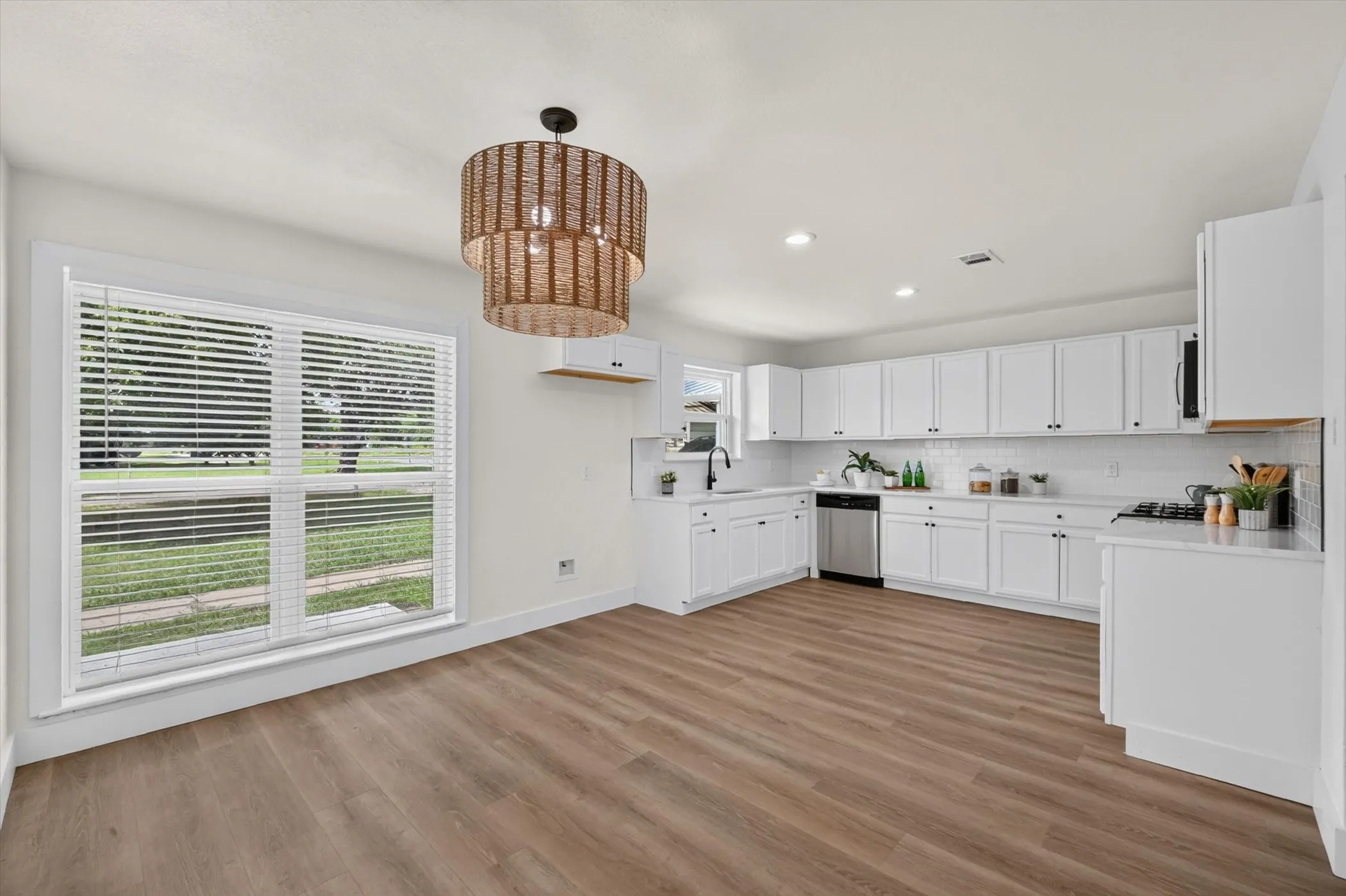 Single Family Residence For Sale in Grayson County , 372 Tooley Street, Van Alstyne, Texas 75495, 4 Bedrooms, 3 Bathrooms, Garage spaces, 2,077 Sqft, built in 1965, Price $300,000, mls#21307179, Real Estate Agent in Van Alstyne, Homes For Sale in Grayson county, Homes For Sale in Van Alstyne, Realtor in Van Alstyne Texas, Real Estate Brokerage Independent Realty Texas, Luminita Cordes Realtor