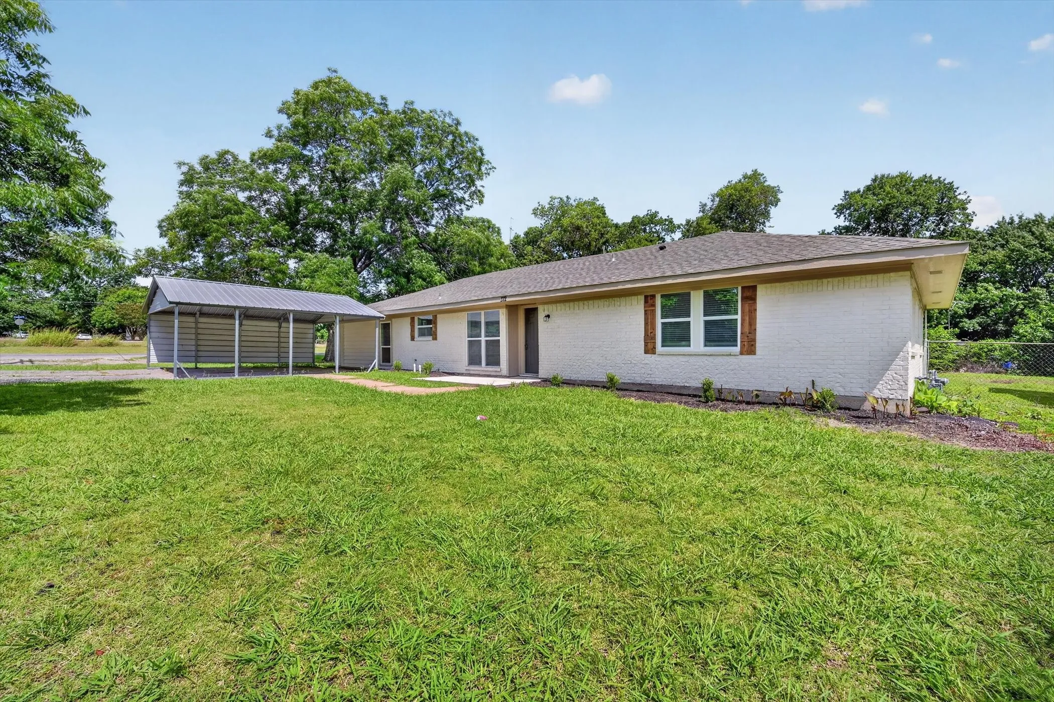Single Family Residence For Sale in Grayson County , 372 Tooley Street, Van Alstyne, Texas 75495, 4 Bedrooms, 3 Bathrooms, Garage spaces, 2,077 Sqft, built in 1965, Price $300,000, mls#21307179, Real Estate Agent in Van Alstyne, Homes For Sale in Grayson county, Homes For Sale in Van Alstyne, Realtor in Van Alstyne Texas, Real Estate Brokerage Independent Realty Texas, Luminita Cordes Realtor
