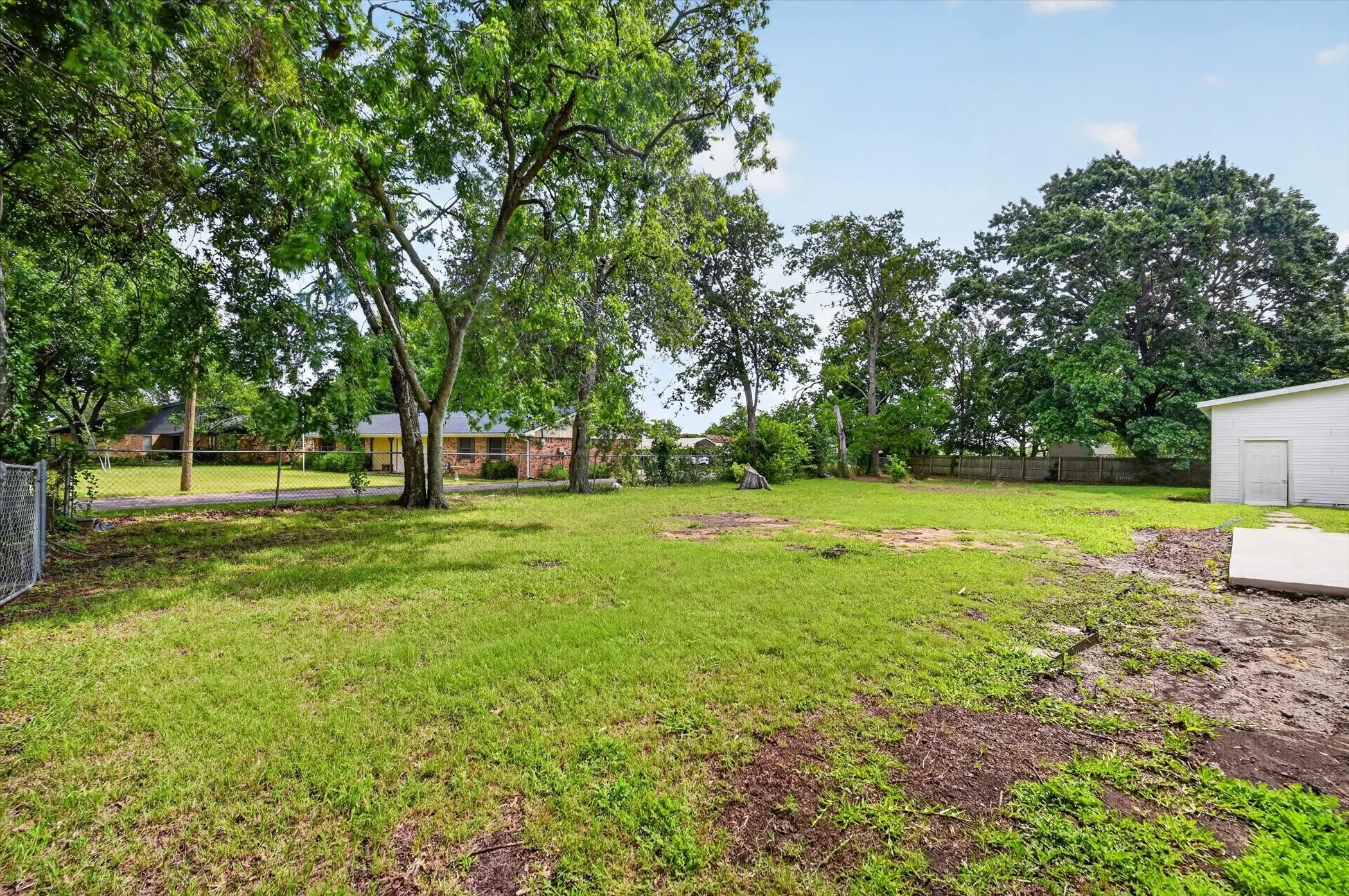 Single Family Residence For Sale in Grayson County , 372 Tooley Street, Van Alstyne, Texas 75495, 4 Bedrooms, 3 Bathrooms, Garage spaces, 2,077 Sqft, built in 1965, Price $300,000, mls#21307179, Real Estate Agent in Van Alstyne, Homes For Sale in Grayson county, Homes For Sale in Van Alstyne, Realtor in Van Alstyne Texas, Real Estate Brokerage Independent Realty Texas, Luminita Cordes Realtor