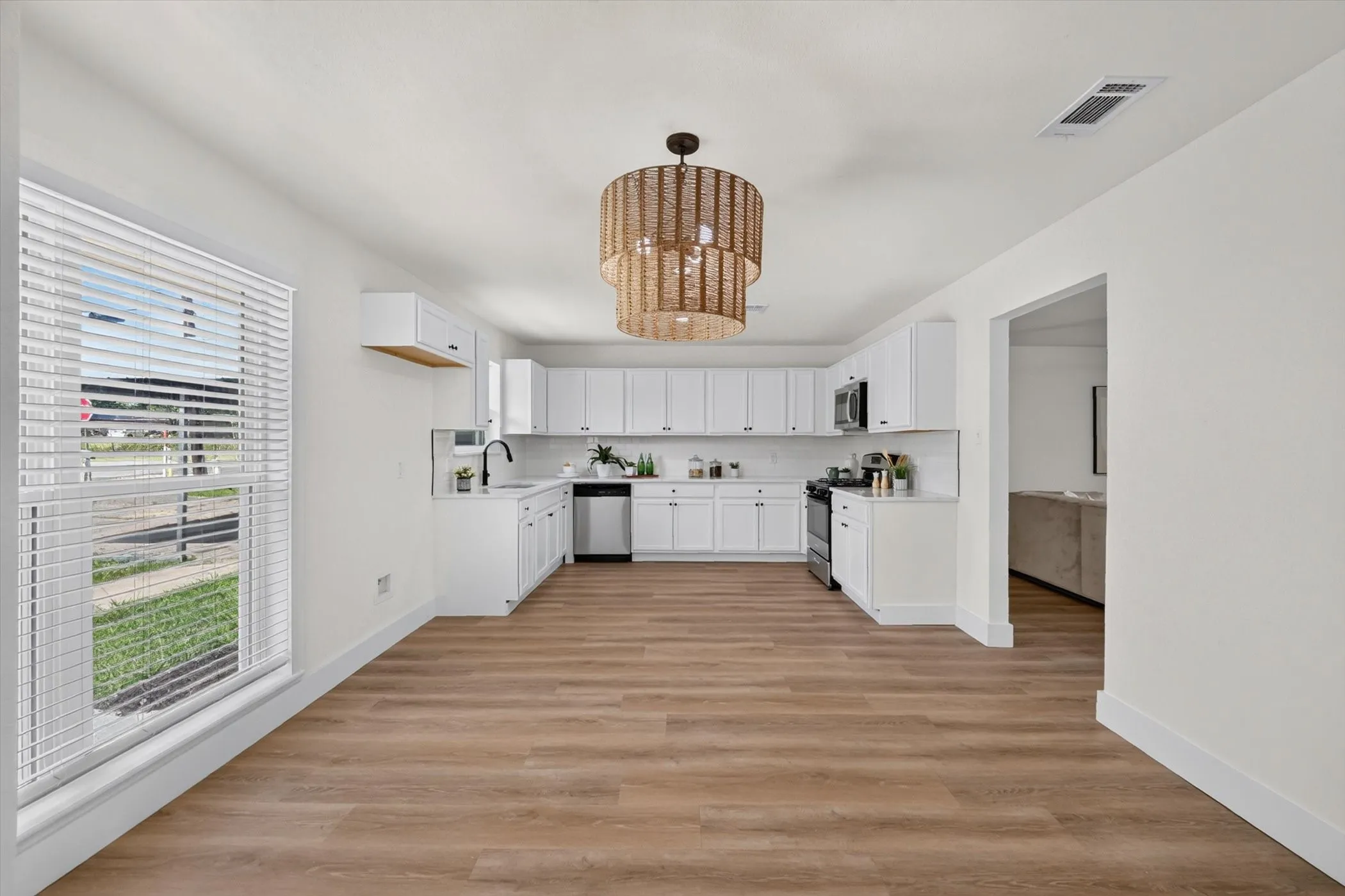 Single Family Residence For Sale in Grayson County , 372 Tooley Street, Van Alstyne, Texas 75495, 4 Bedrooms, 3 Bathrooms, Garage spaces, 2,077 Sqft, built in 1965, Price $300,000, mls#21307179, Real Estate Agent in Van Alstyne, Homes For Sale in Grayson county, Homes For Sale in Van Alstyne, Realtor in Van Alstyne Texas, Real Estate Brokerage Independent Realty Texas, Luminita Cordes Realtor
