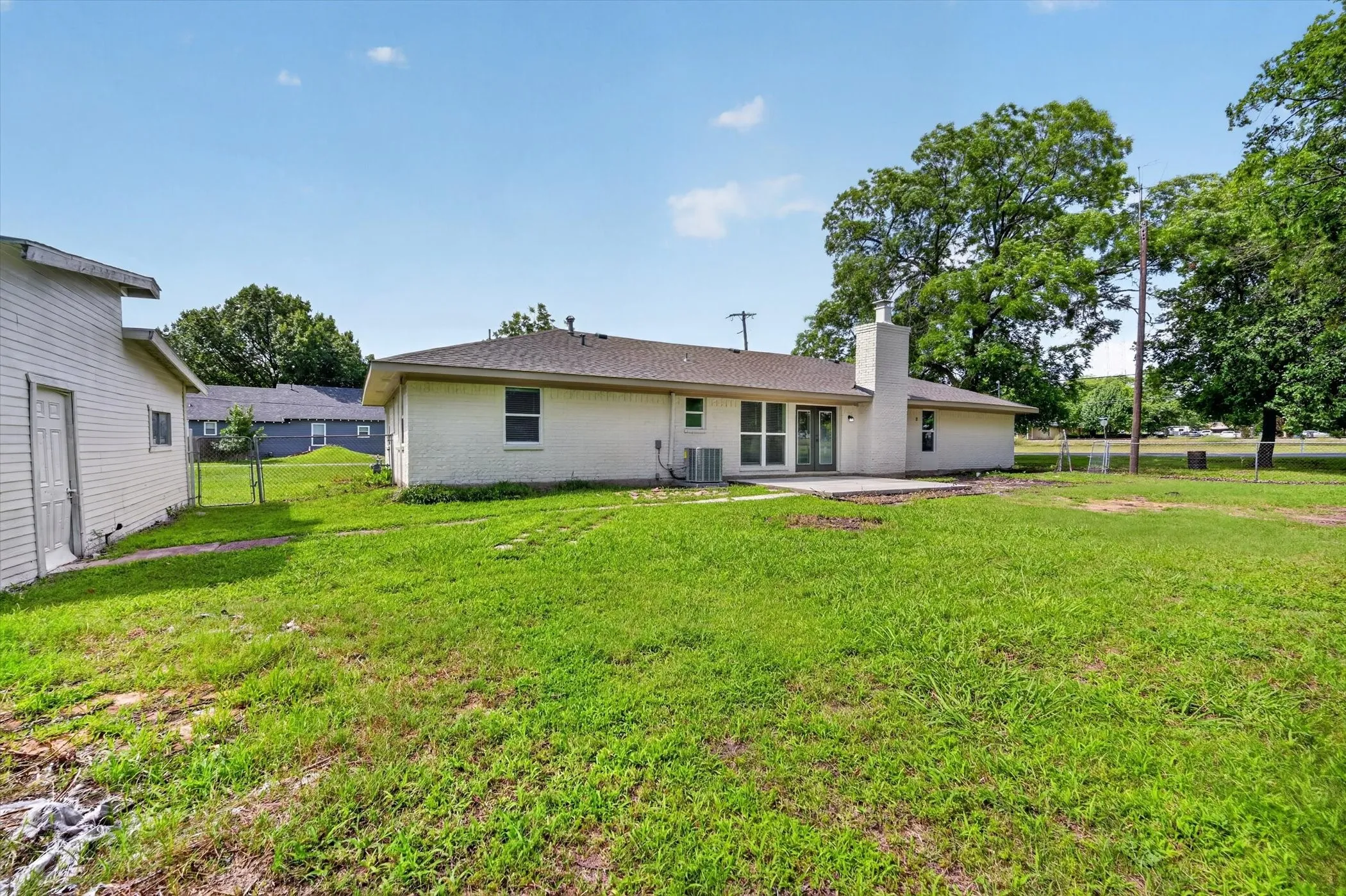 Single Family Residence For Sale in Grayson County , 372 Tooley Street, Van Alstyne, Texas 75495, 4 Bedrooms, 3 Bathrooms, Garage spaces, 2,077 Sqft, built in 1965, Price $300,000, mls#21307179, Real Estate Agent in Van Alstyne, Homes For Sale in Grayson county, Homes For Sale in Van Alstyne, Realtor in Van Alstyne Texas, Real Estate Brokerage Independent Realty Texas, Luminita Cordes Realtor