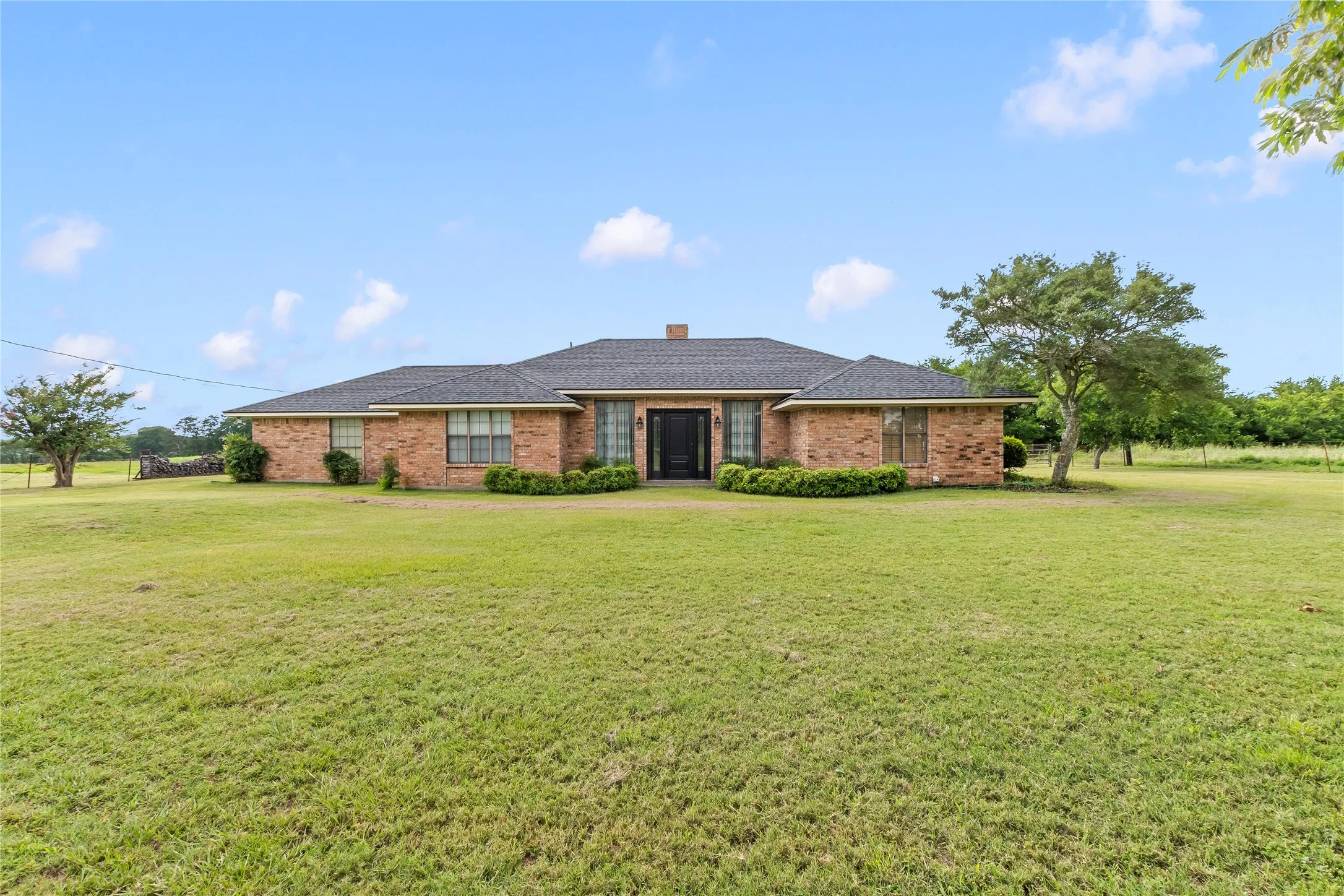 Farm For Sale in Kaufman County , 9926 COUNTY ROAD 155A, Kaufman, Texas 75142, 3 Bedrooms, 3 Bathrooms, 2 Garage spaces, 3,226 Sqft, built in 1990, Price $599,000, mls#21305872, Real Estate Agent in Kaufman, Homes For Sale in Kaufman county, Homes For Sale in Kaufman, Realtor in Kaufman Texas, Real Estate Brokerage Independent Realty Texas, Luminita Cordes Realtor