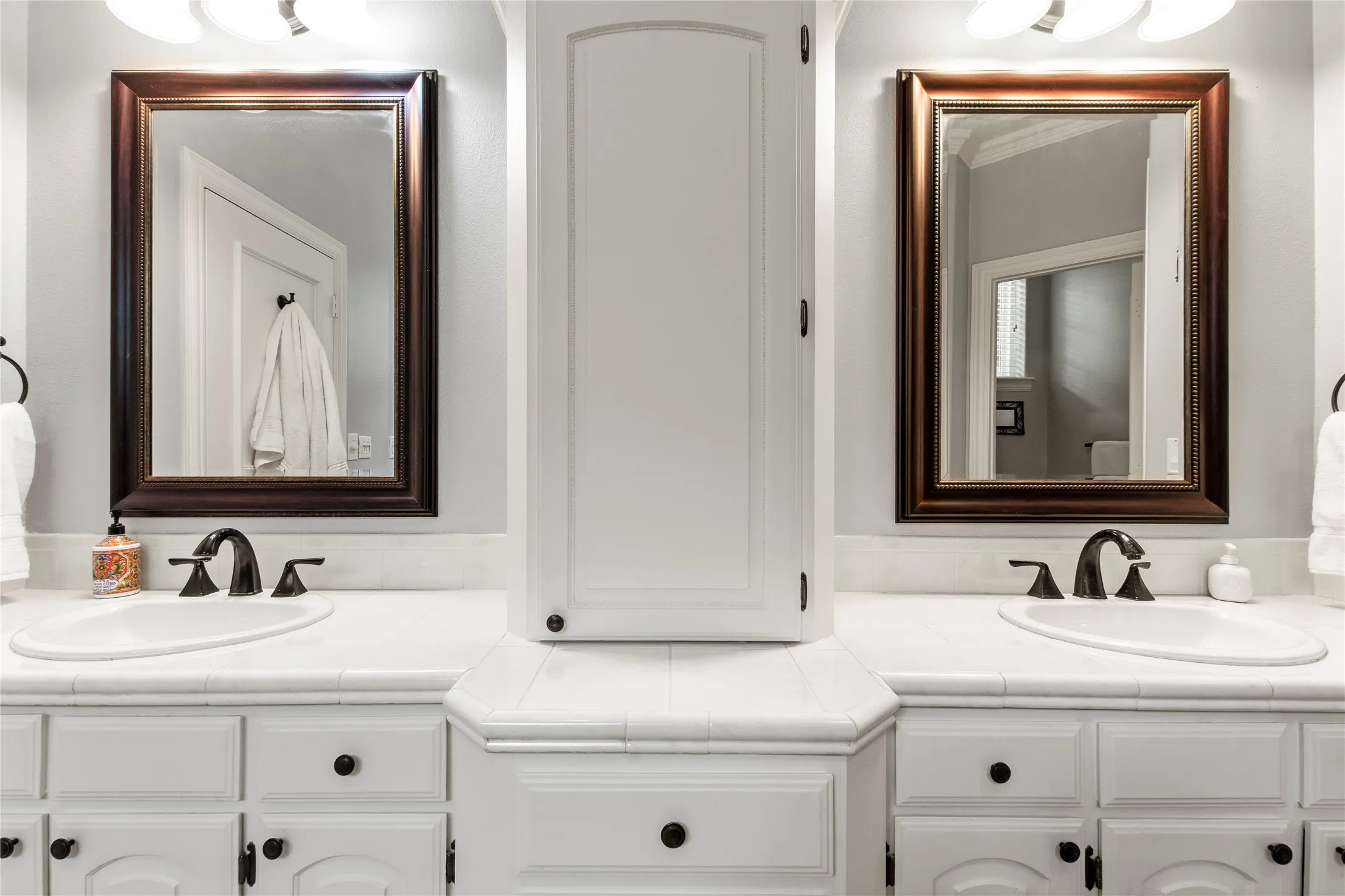 Primary bath with dual sinks