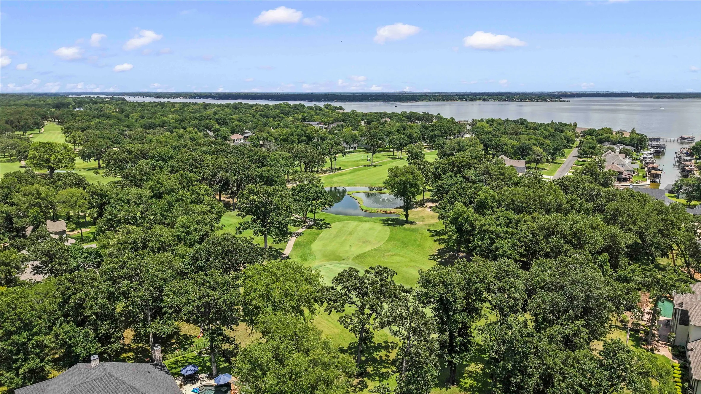 Single Family Residence For Sale in Henderson County , 301 Saint Andrews Drive, Mabank, Texas 75156, 4 Bedroom, 4 Bathroom, 3 Garage spaces, 3,130 Sqft, built in 1999, mls#21299217, Real Estate Agent in Mabank, Homes For Sale in Henderson county, Homes For Sale in Mabank, Realtor in Mabank Texas, Real Estate Brokerage Independent Realty Texas, Luminita Cordes Realtor