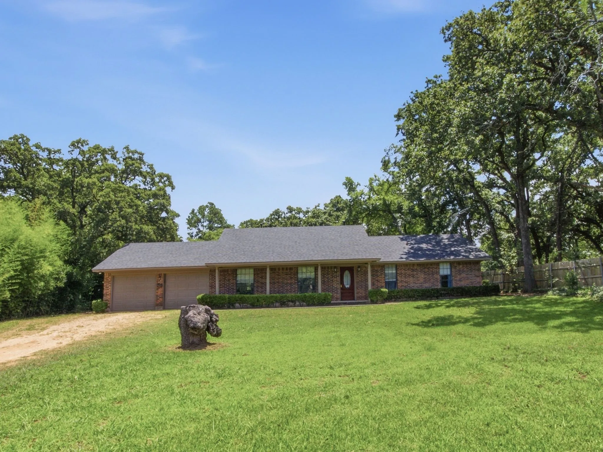 Single Family Residence For Sale in Dallas County , 316 Shadywood Lane, Seagoville, Texas 75159, 3 Bedrooms, 3 Bathrooms, 2 Garage spaces, 1,650 Sqft, built in 1981, Price $550,000, mls#21299617, Real Estate Agent in Seagoville, Homes For Sale in Dallas county, Homes For Sale in Seagoville, Realtor in Seagoville Texas, Real Estate Brokerage Independent Realty Texas, Luminita Cordes Realtor