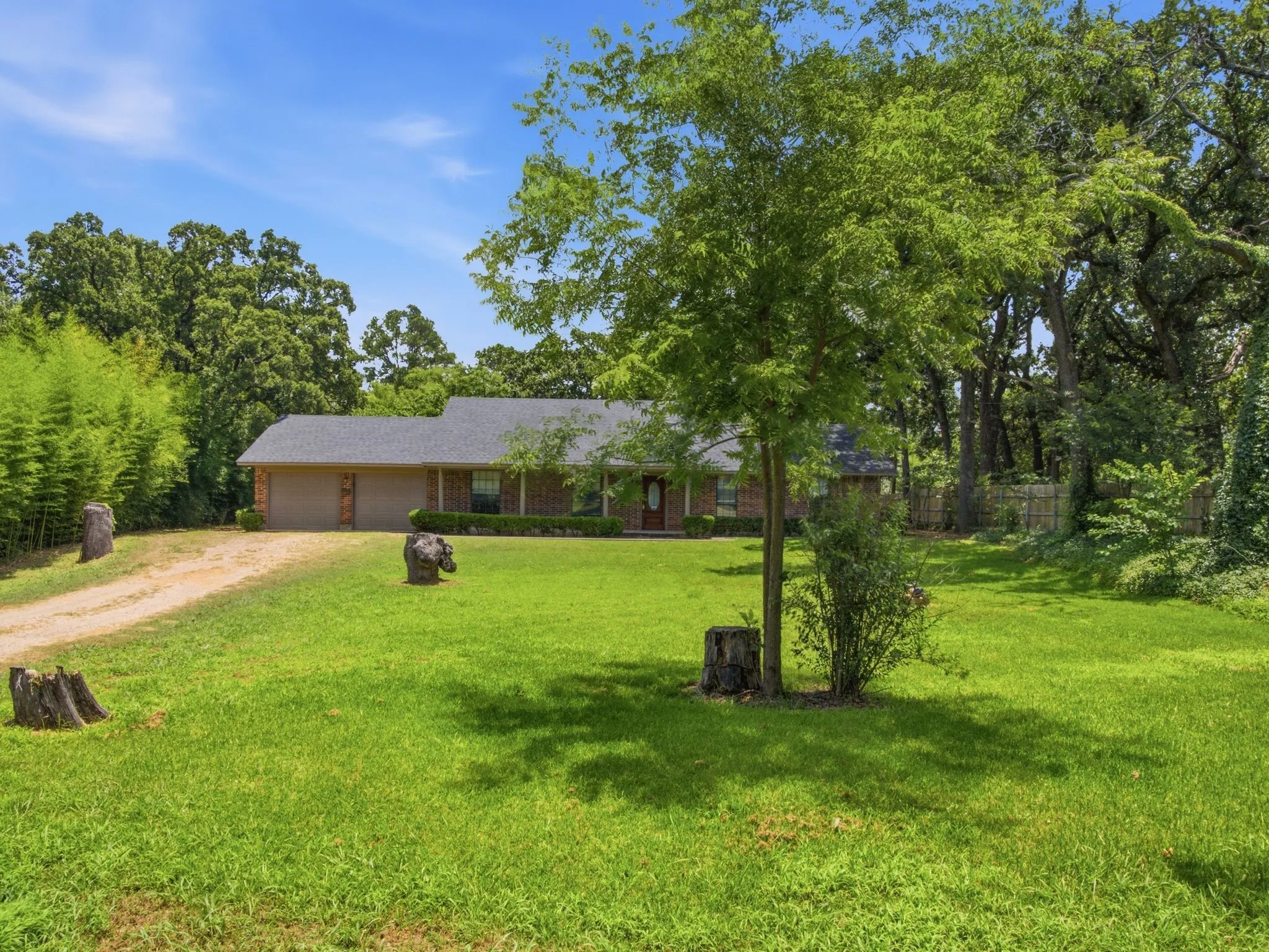 Single Family Residence For Sale in Dallas County , 316 Shadywood Lane, Seagoville, Texas 75159, 3 Bedrooms, 3 Bathrooms, 2 Garage spaces, 1,650 Sqft, built in 1981, Price $550,000, mls#21299617, Real Estate Agent in Seagoville, Homes For Sale in Dallas county, Homes For Sale in Seagoville, Realtor in Seagoville Texas, Real Estate Brokerage Independent Realty Texas, Luminita Cordes Realtor