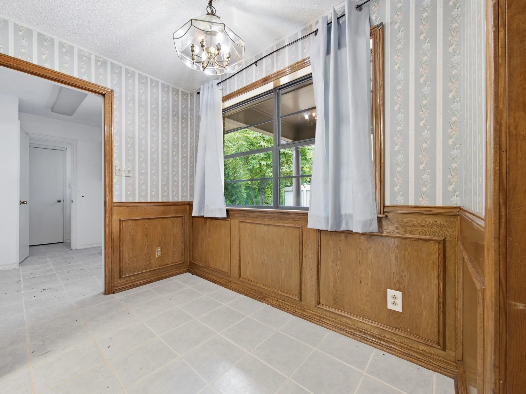 Single Family Residence For Sale in Dallas County , 316 Shadywood Lane, Seagoville, Texas 75159, 3 Bedrooms, 3 Bathrooms, 2 Garage spaces, 1,650 Sqft, built in 1981, Price $550,000, mls#21299617, Real Estate Agent in Seagoville, Homes For Sale in Dallas county, Homes For Sale in Seagoville, Realtor in Seagoville Texas, Real Estate Brokerage Independent Realty Texas, Luminita Cordes Realtor