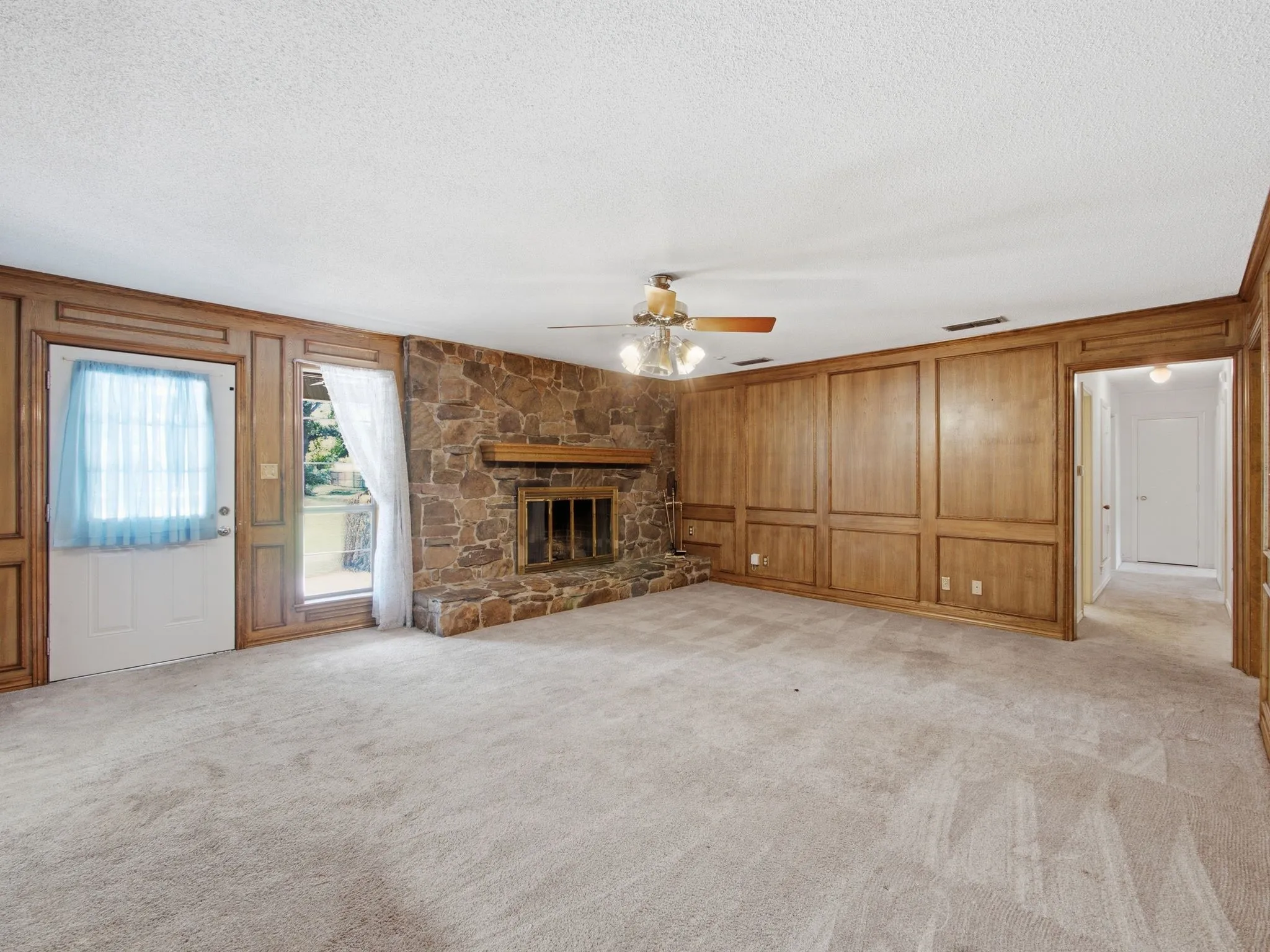 Single Family Residence For Sale in Dallas County , 316 Shadywood Lane, Seagoville, Texas 75159, 3 Bedrooms, 3 Bathrooms, 2 Garage spaces, 1,650 Sqft, built in 1981, Price $550,000, mls#21299617, Real Estate Agent in Seagoville, Homes For Sale in Dallas county, Homes For Sale in Seagoville, Realtor in Seagoville Texas, Real Estate Brokerage Independent Realty Texas, Luminita Cordes Realtor