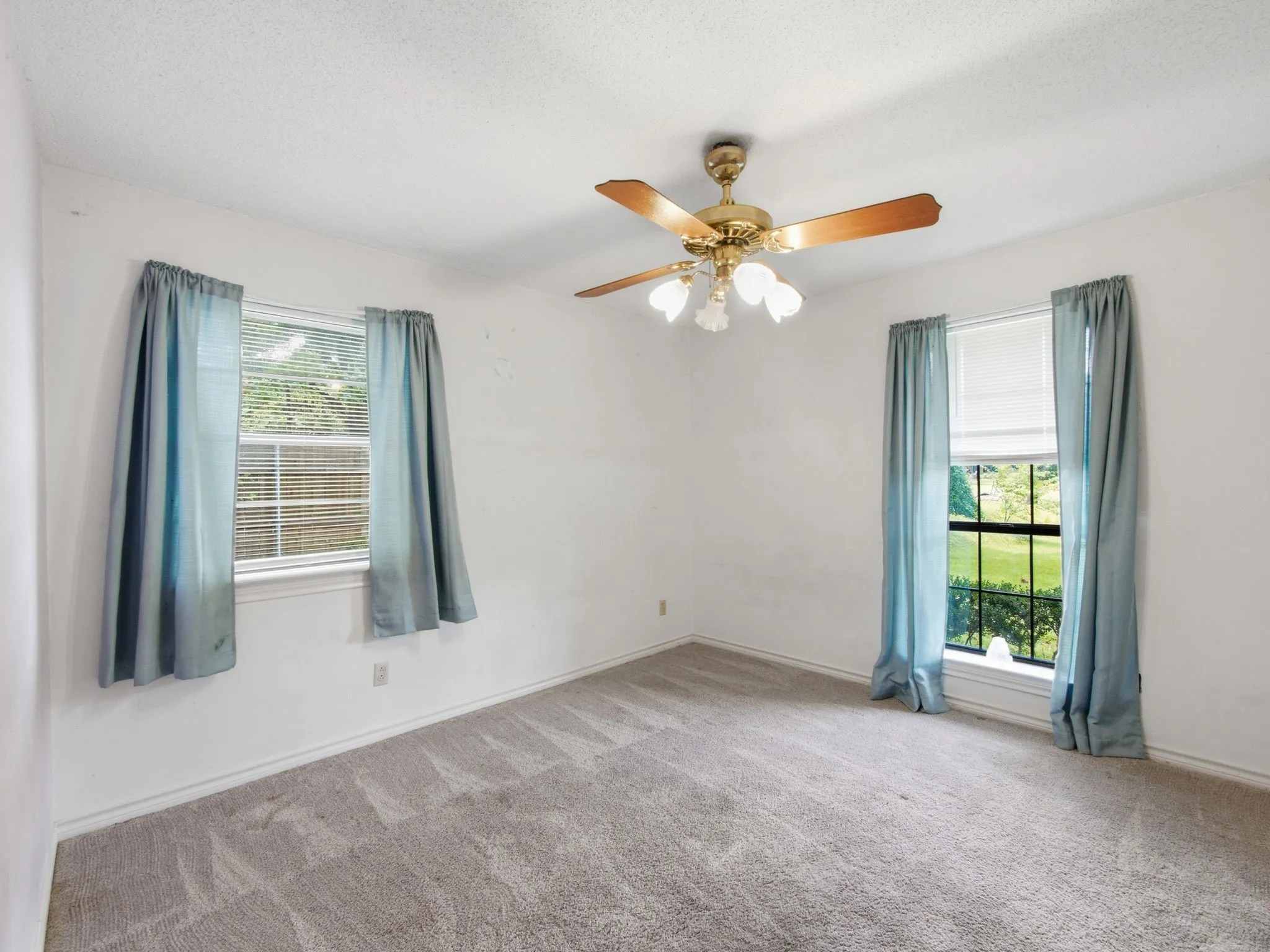 Single Family Residence For Sale in Dallas County , 316 Shadywood Lane, Seagoville, Texas 75159, 3 Bedrooms, 3 Bathrooms, 2 Garage spaces, 1,650 Sqft, built in 1981, Price $550,000, mls#21299617, Real Estate Agent in Seagoville, Homes For Sale in Dallas county, Homes For Sale in Seagoville, Realtor in Seagoville Texas, Real Estate Brokerage Independent Realty Texas, Luminita Cordes Realtor
