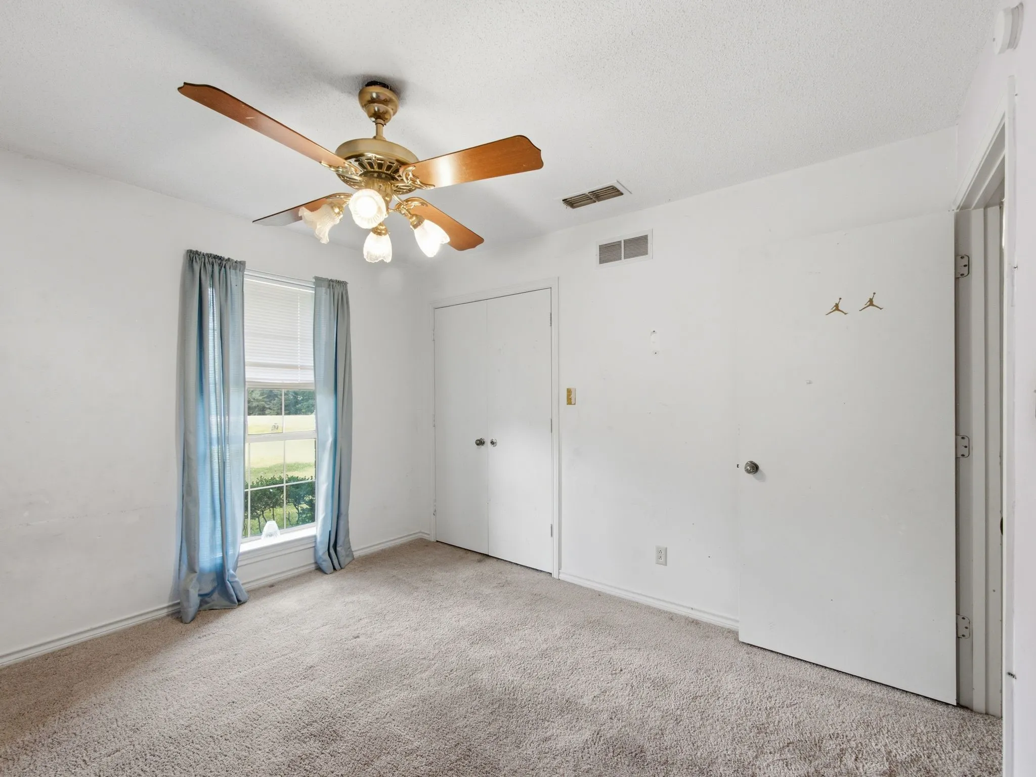 Single Family Residence For Sale in Dallas County , 316 Shadywood Lane, Seagoville, Texas 75159, 3 Bedrooms, 3 Bathrooms, 2 Garage spaces, 1,650 Sqft, built in 1981, Price $550,000, mls#21299617, Real Estate Agent in Seagoville, Homes For Sale in Dallas county, Homes For Sale in Seagoville, Realtor in Seagoville Texas, Real Estate Brokerage Independent Realty Texas, Luminita Cordes Realtor