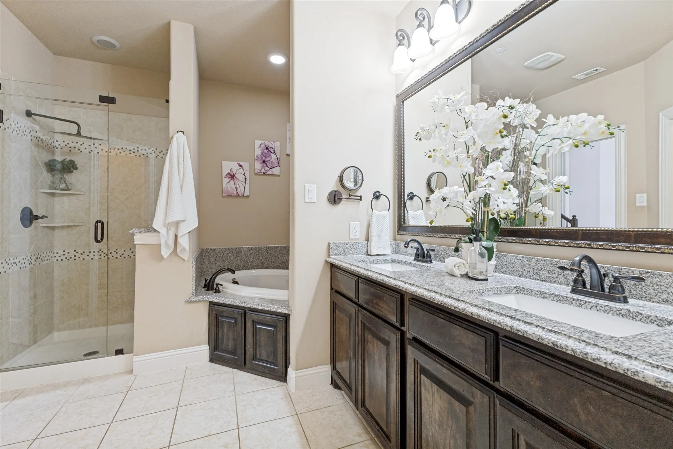 Second primary bedroom bath.