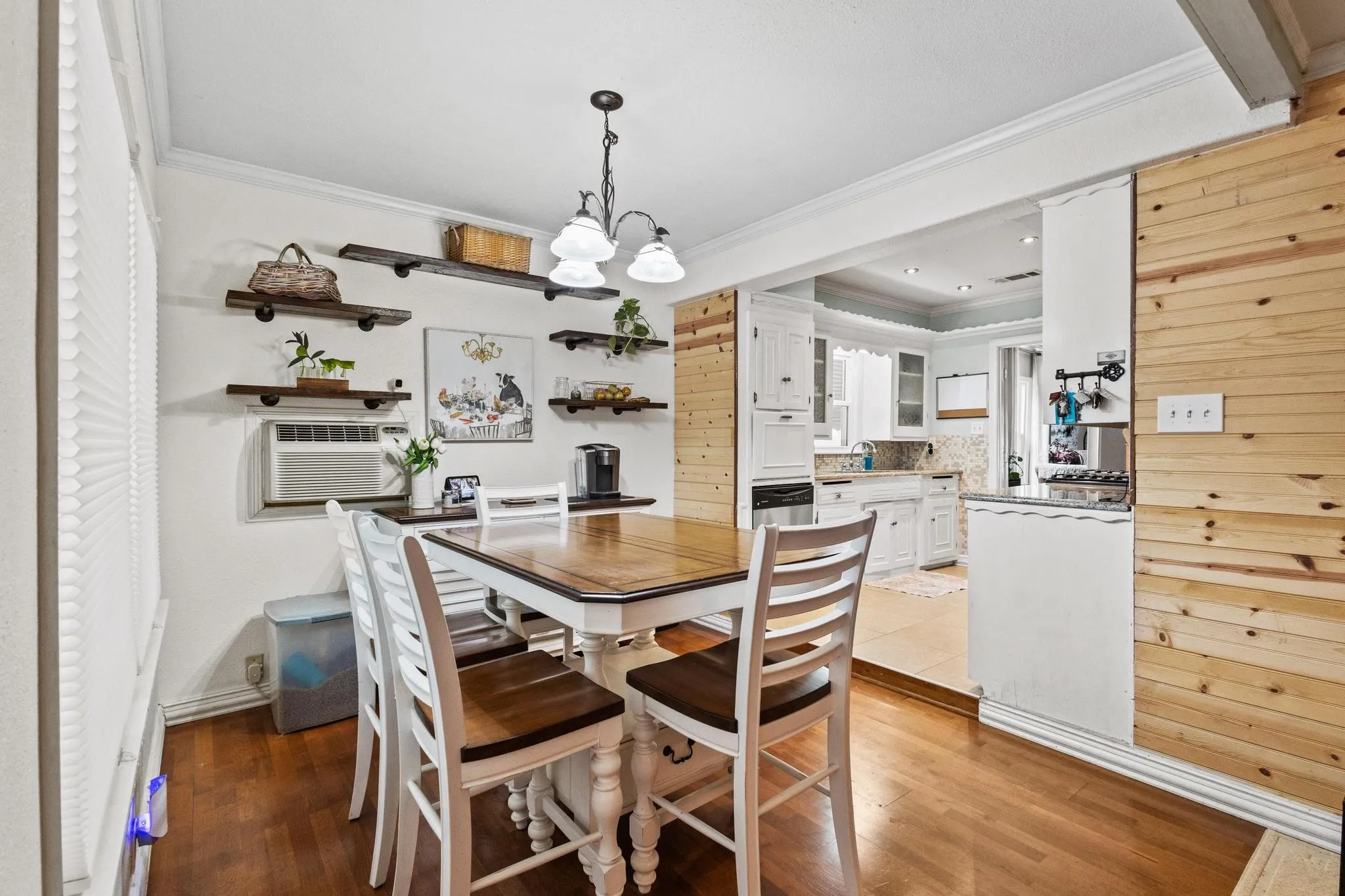 Good sized dinning room right off the kitchen