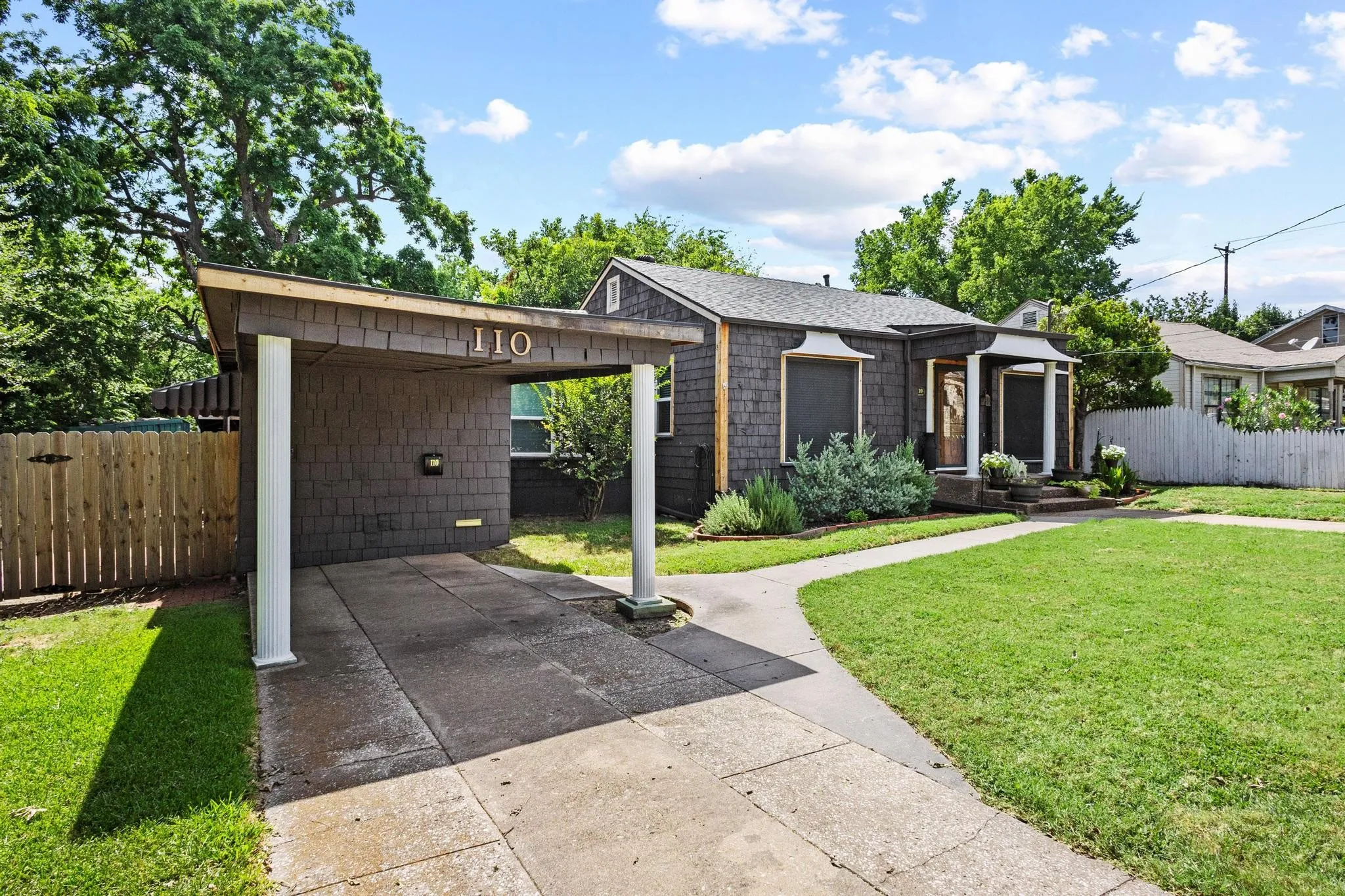 Single Family Residence For Sale in Grayson County , 110 S Binkley Street, Sherman, Texas 75092, 2 Bedroom, 2 Bathroom, Garage spaces, 1,764 Sqft, built in 1946, mls#21303429, Real Estate Agent in Sherman, Homes For Sale in Grayson county, Homes For Sale in Sherman, Realtor in Sherman Texas, Real Estate Brokerage Independent Realty Texas, Luminita Cordes Realtor