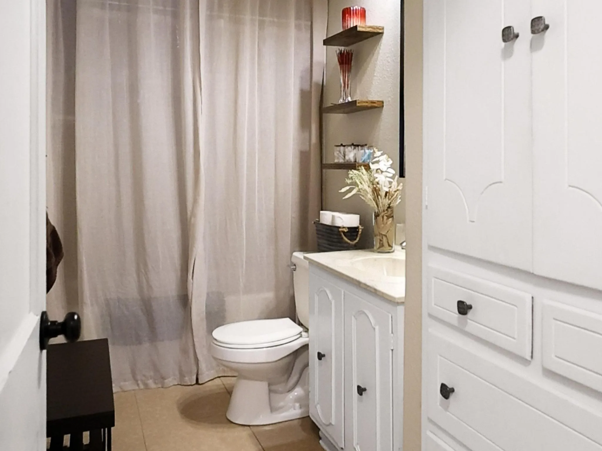Full size bathroom with built in cabinets and shower/bathtub combo