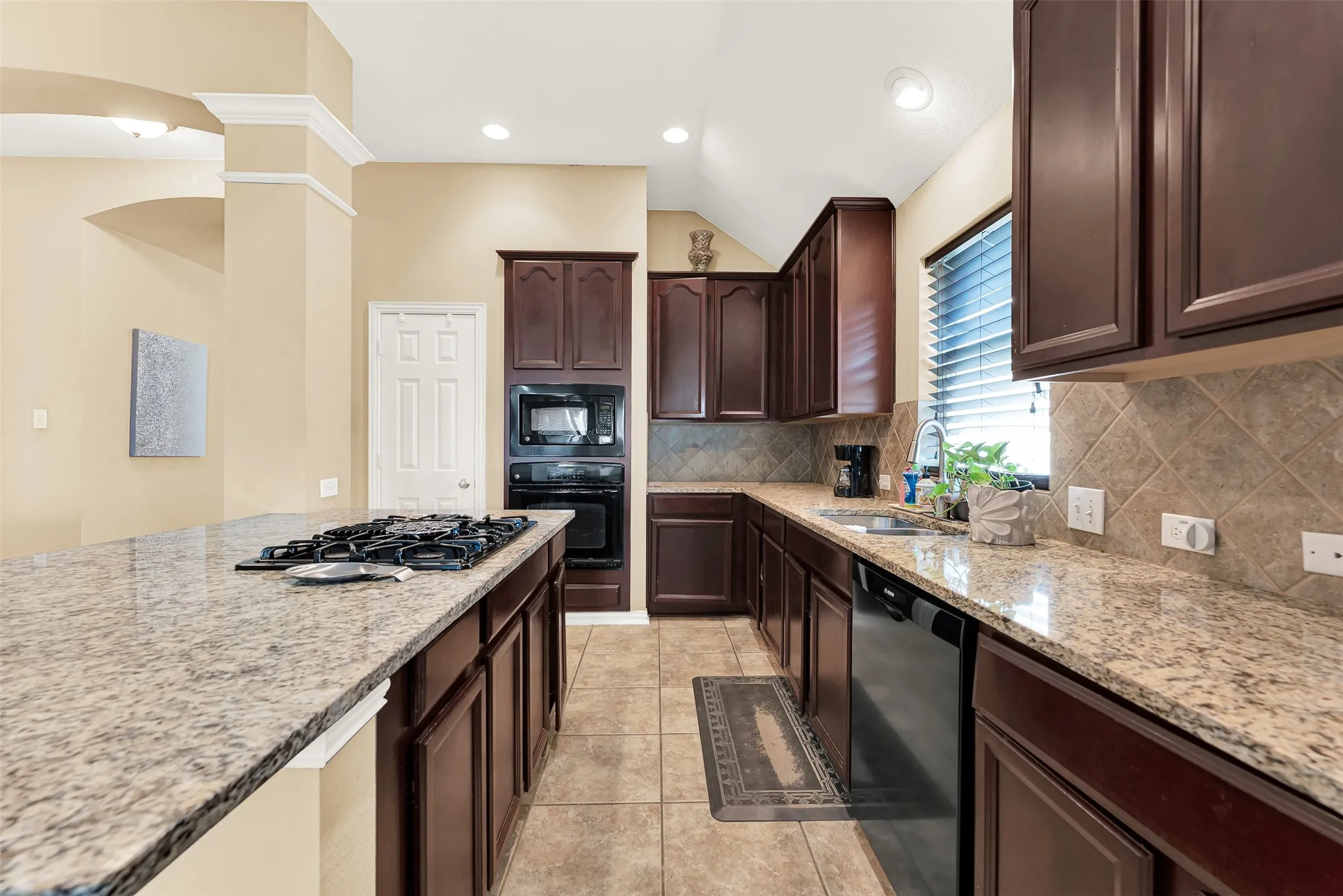 Single Family Residence For Sale in Denton County , 512 Turnstone Drive, Little Elm, Texas 75068, 3 Bedroom, 2 Bathroom, 2 Garage spaces, 2,226 Sqft, built in 2008, mls#21293581, Real Estate Agent in Little Elm, Homes For Sale in Denton county, Homes For Sale in Little Elm, Realtor in Little Elm Texas, Real Estate Brokerage Independent Realty Texas, Luminita Cordes Realtor